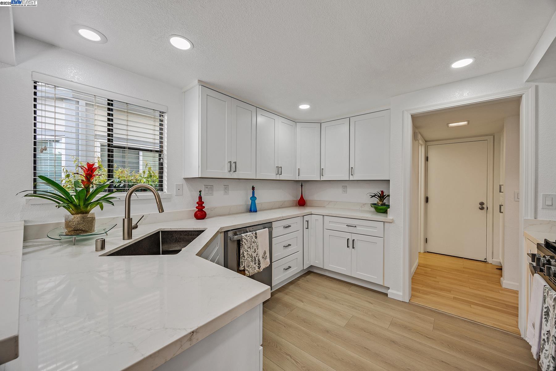 Detail Gallery Image 6 of 21 For 3691 Thrush Ter., Fremont,  CA 94555 - 2 Beds | 2/1 Baths