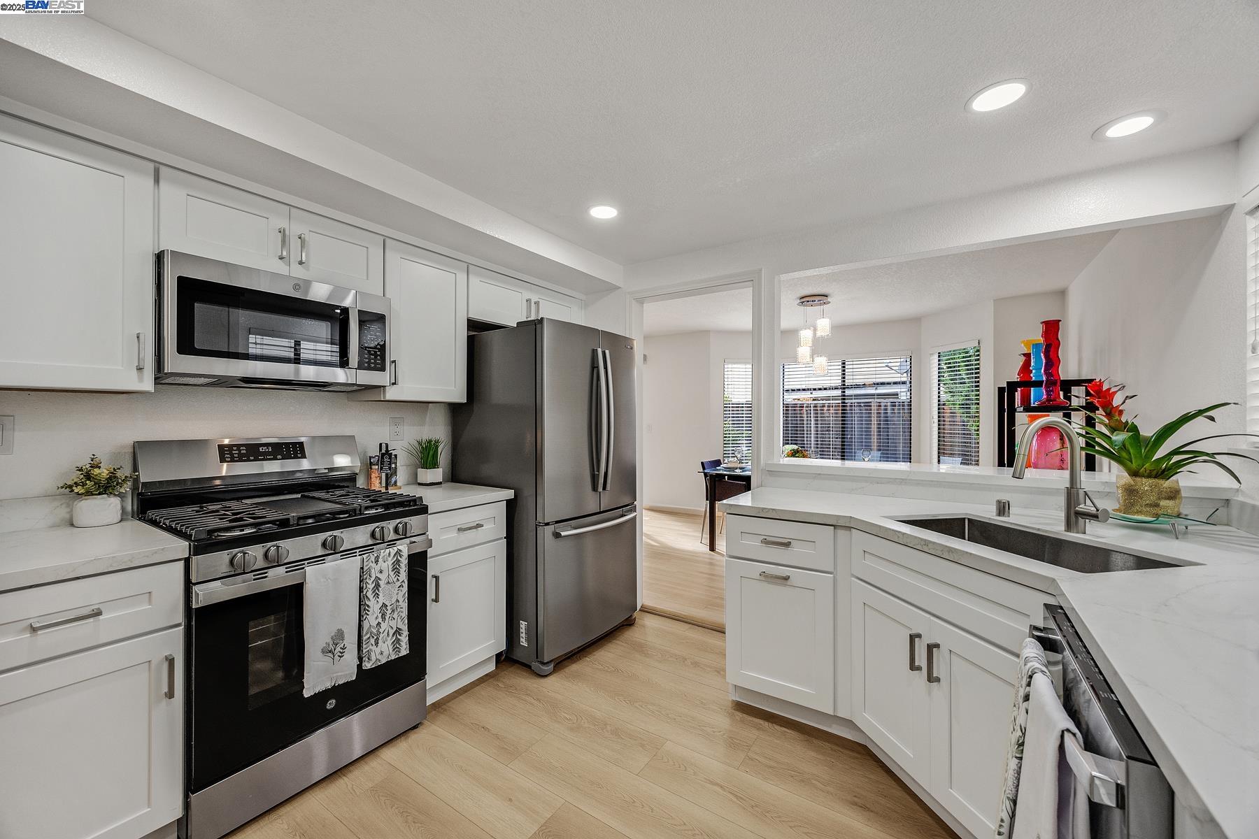Detail Gallery Image 10 of 28 For 3691 Thrush Ter., Fremont,  CA 94555 - 2 Beds | 2/1 Baths