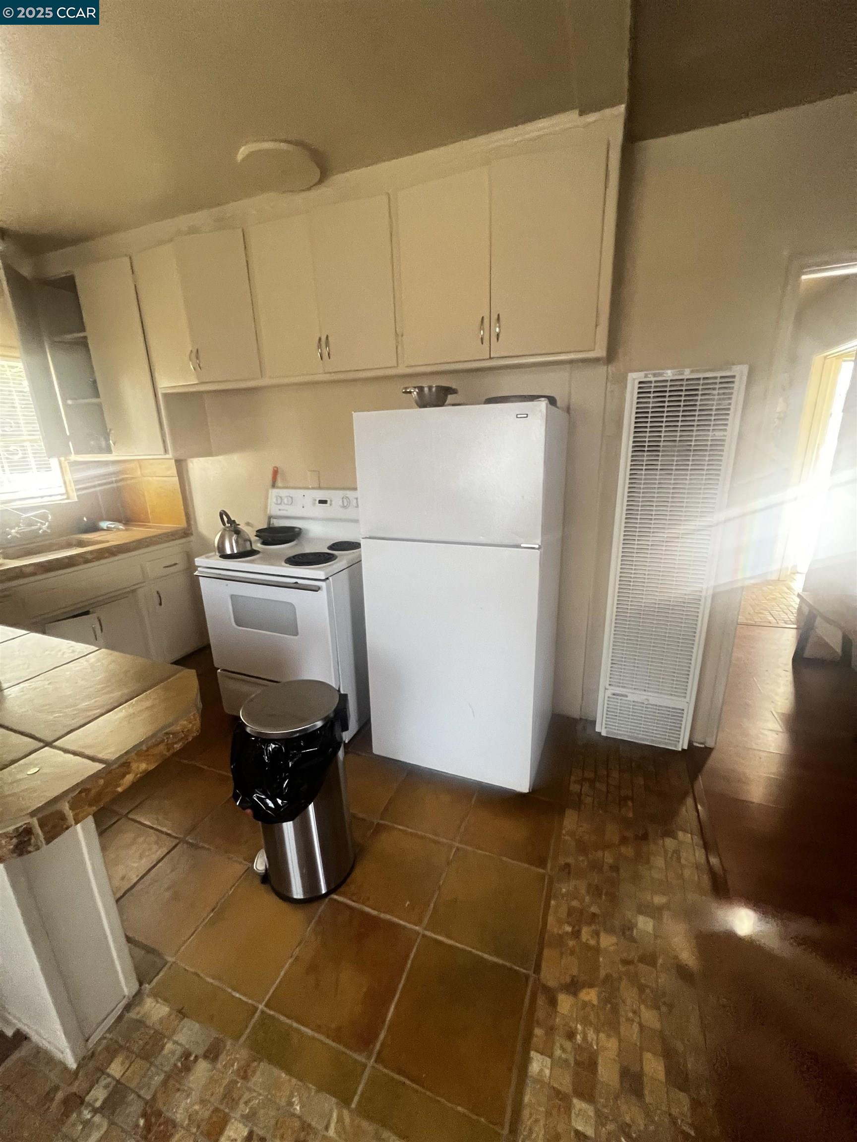 Detail Gallery Image 19 of 34 For 1161 64th St, Oakland,  CA 94608 - 5 Beds | 2/1 Baths