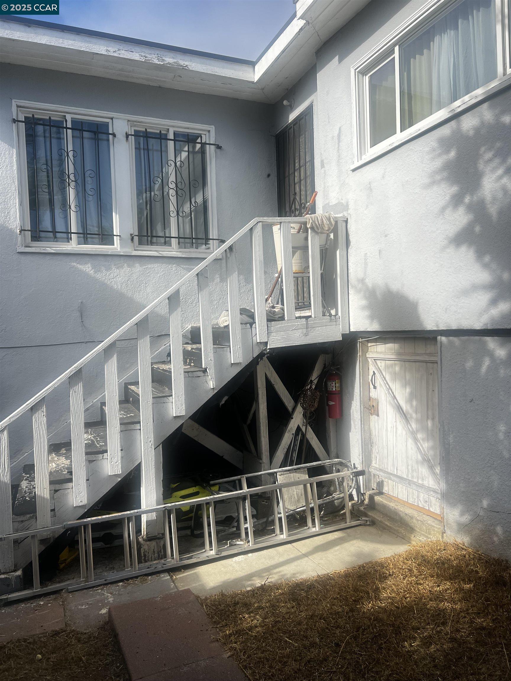 Detail Gallery Image 4 of 34 For 1161 64th St, Oakland,  CA 94608 - 5 Beds | 2/1 Baths