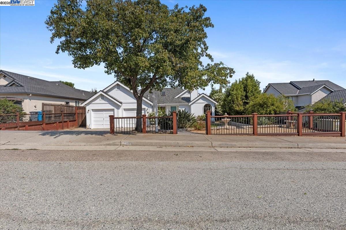 Detail Gallery Image 3 of 55 For 154 Lang St, San Juan Bautista,  CA 95045 - 3 Beds | 2 Baths