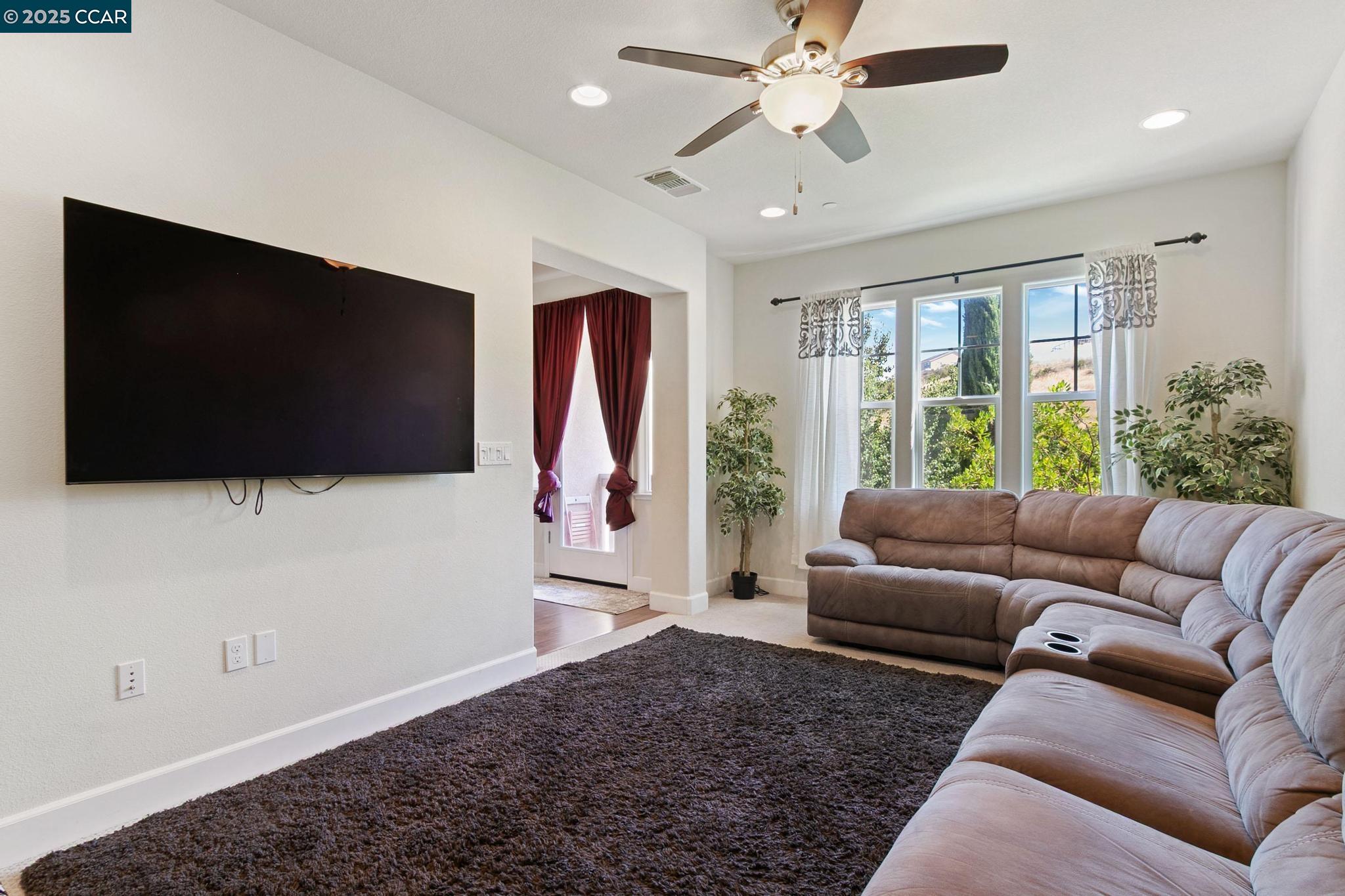 Detail Gallery Image 9 of 27 For 3655 Branding Iron Place, Dublin,  CA 94568 - 4 Beds | 4 Baths