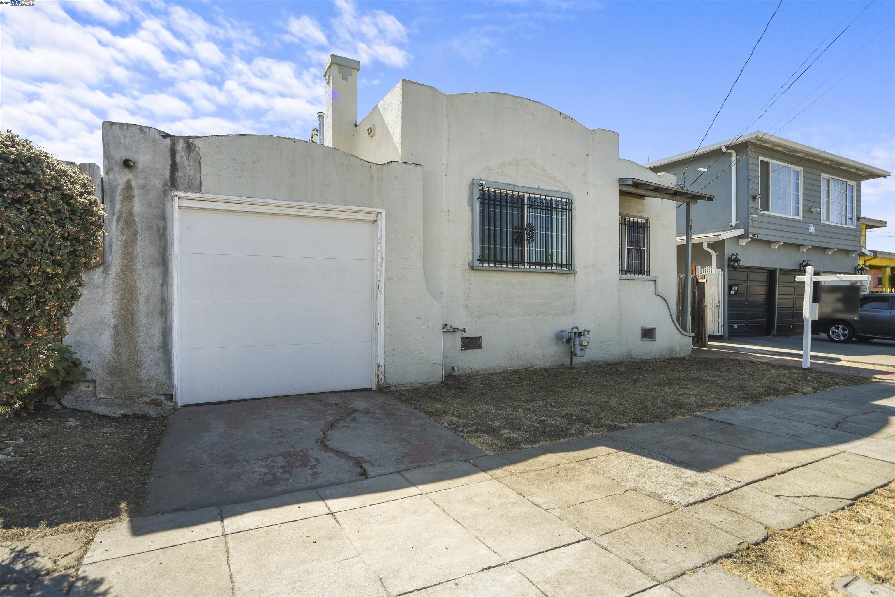 Detail Gallery Image 2 of 16 For 7851 Holly, Oakland,  CA 94621 - 2 Beds | 1 Baths