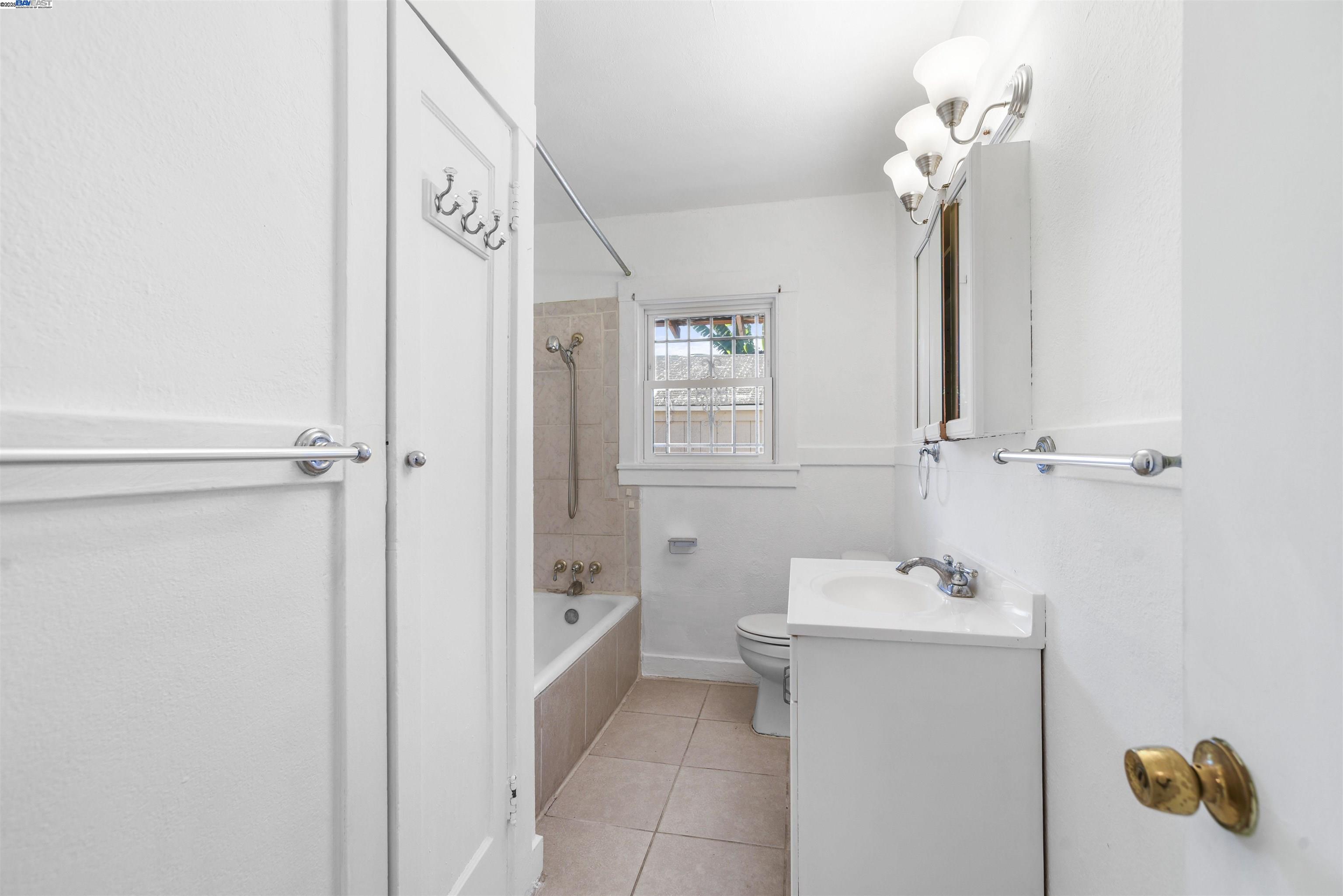 Detail Gallery Image 12 of 16 For 7851 Holly, Oakland,  CA 94621 - 2 Beds | 1 Baths