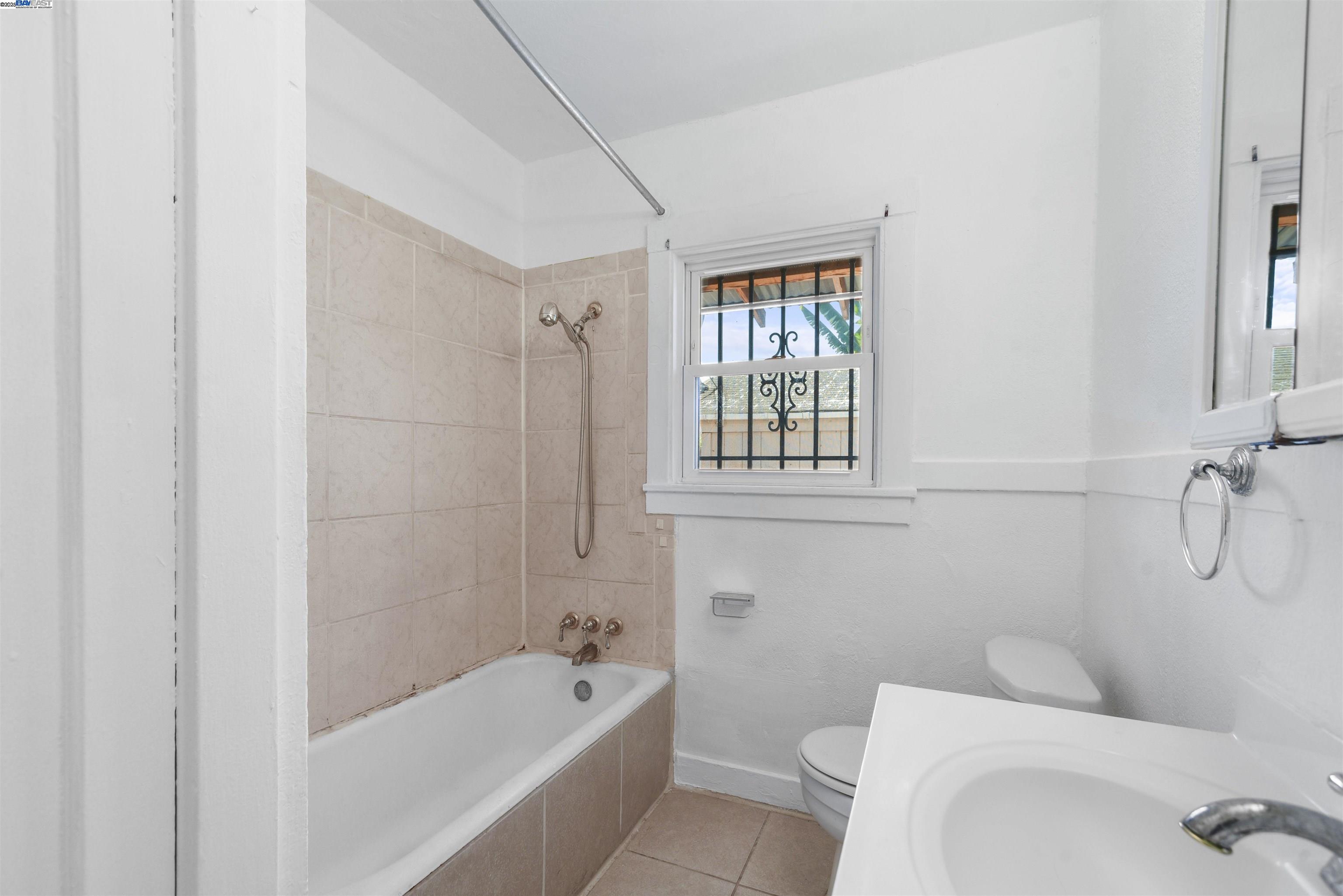 Detail Gallery Image 13 of 16 For 7851 Holly, Oakland,  CA 94621 - 2 Beds | 1 Baths