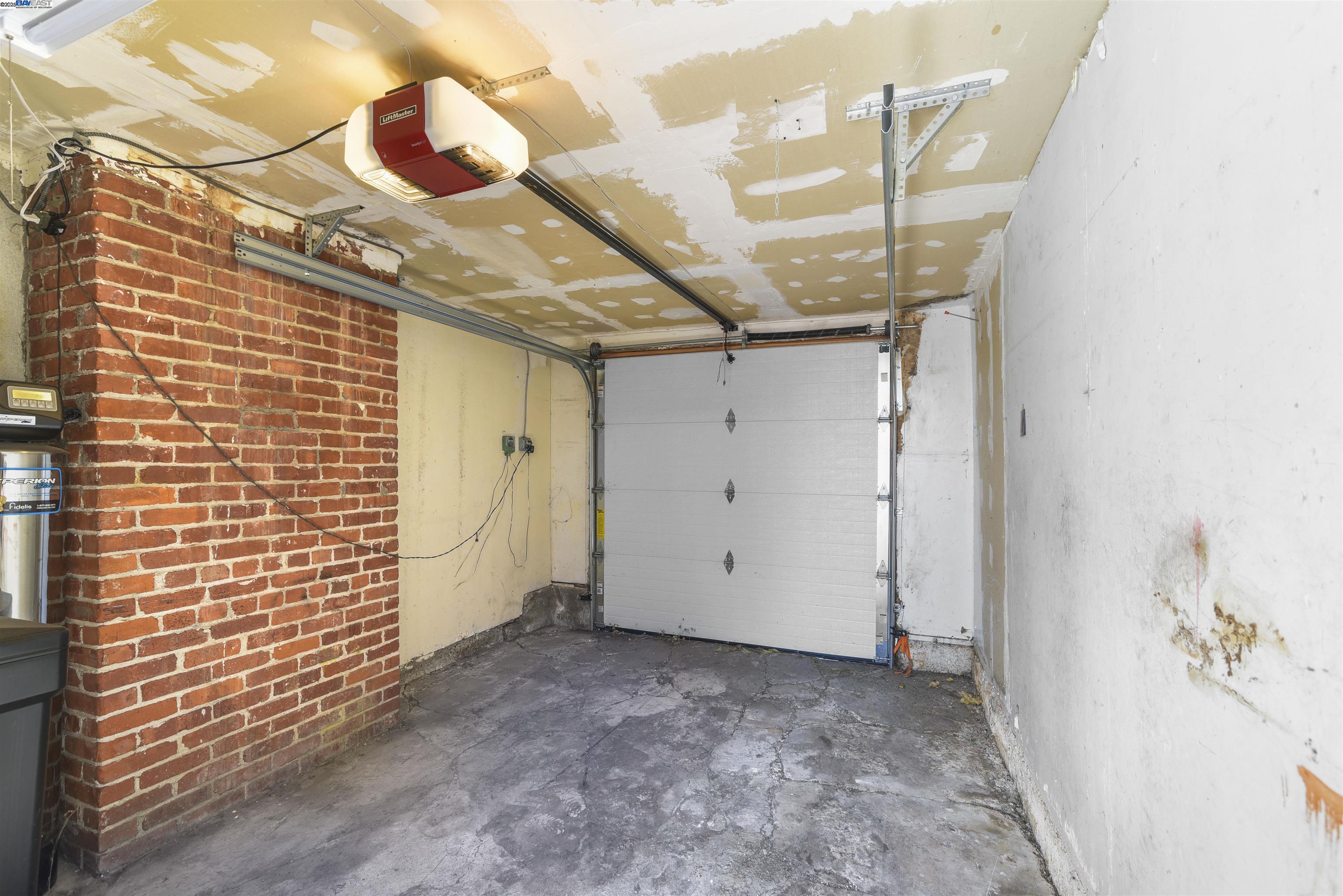Detail Gallery Image 14 of 16 For 7851 Holly, Oakland,  CA 94621 - 2 Beds | 1 Baths