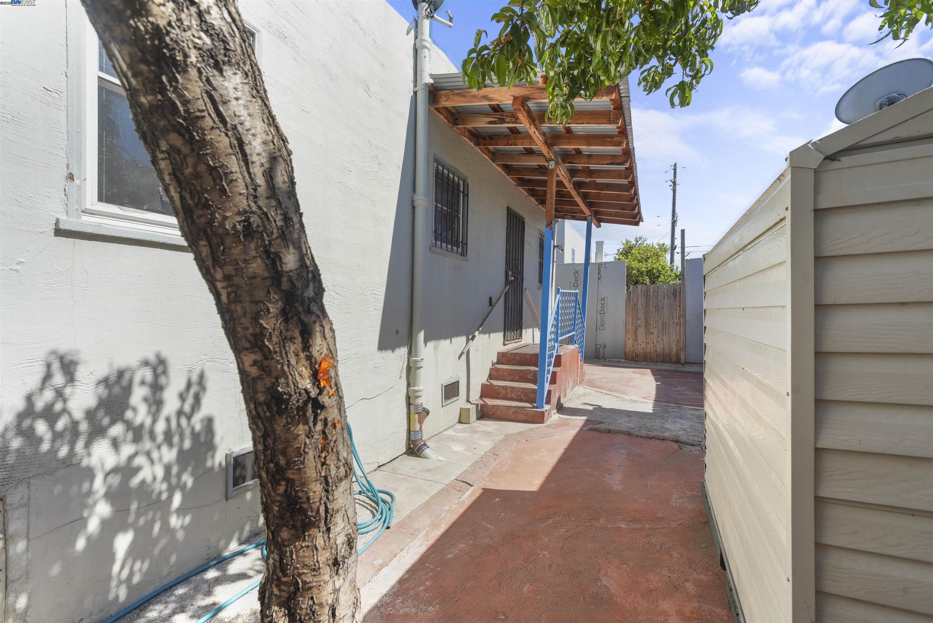 Detail Gallery Image 15 of 16 For 7851 Holly, Oakland,  CA 94621 - 2 Beds | 1 Baths