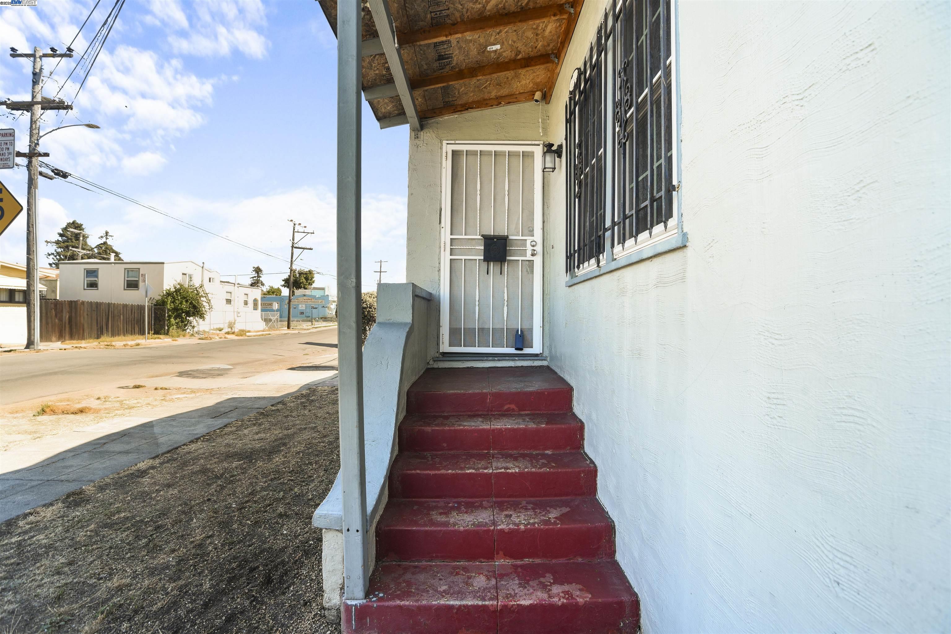 Detail Gallery Image 3 of 16 For 7851 Holly, Oakland,  CA 94621 - 2 Beds | 1 Baths
