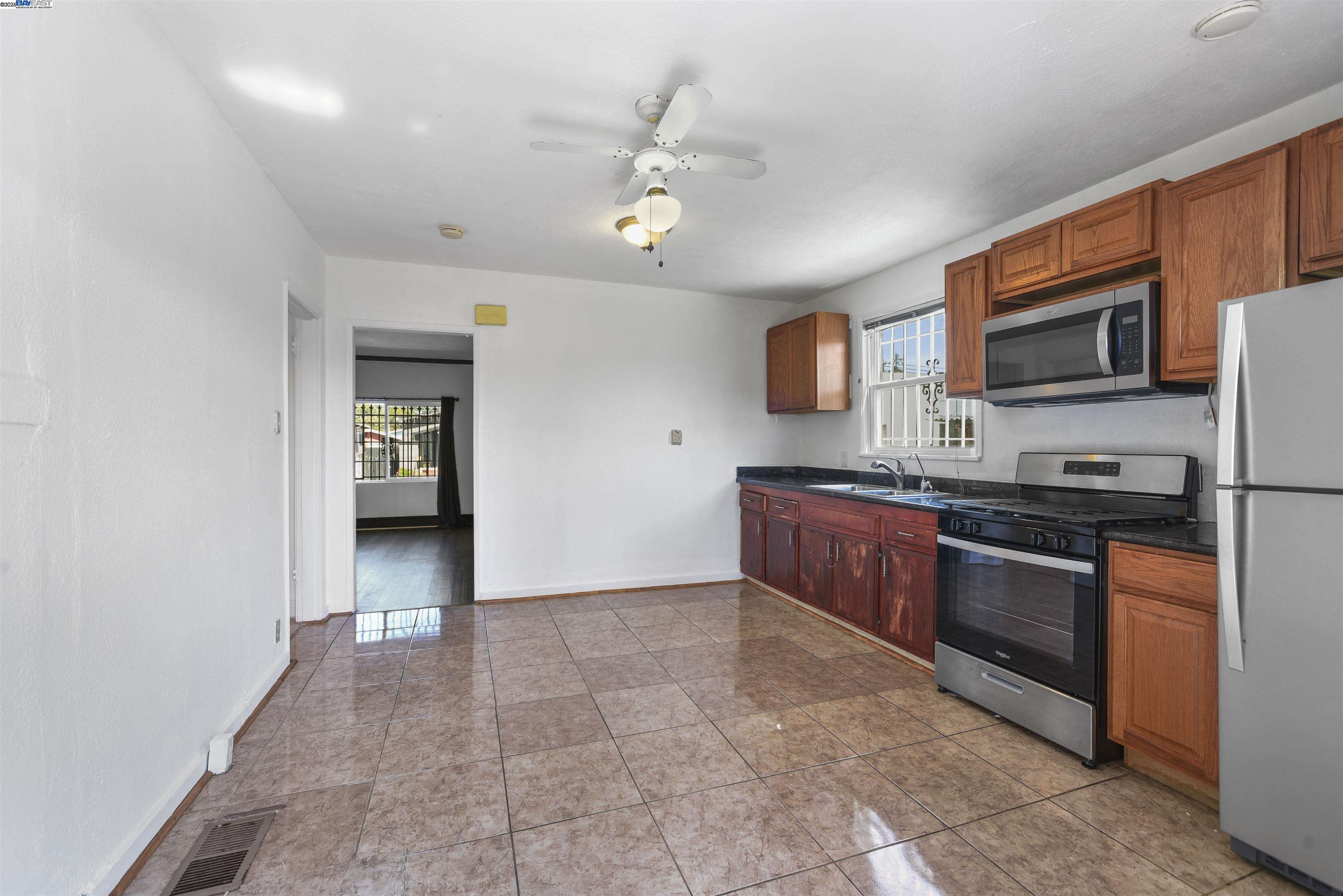 Detail Gallery Image 6 of 16 For 7851 Holly, Oakland,  CA 94621 - 2 Beds | 1 Baths