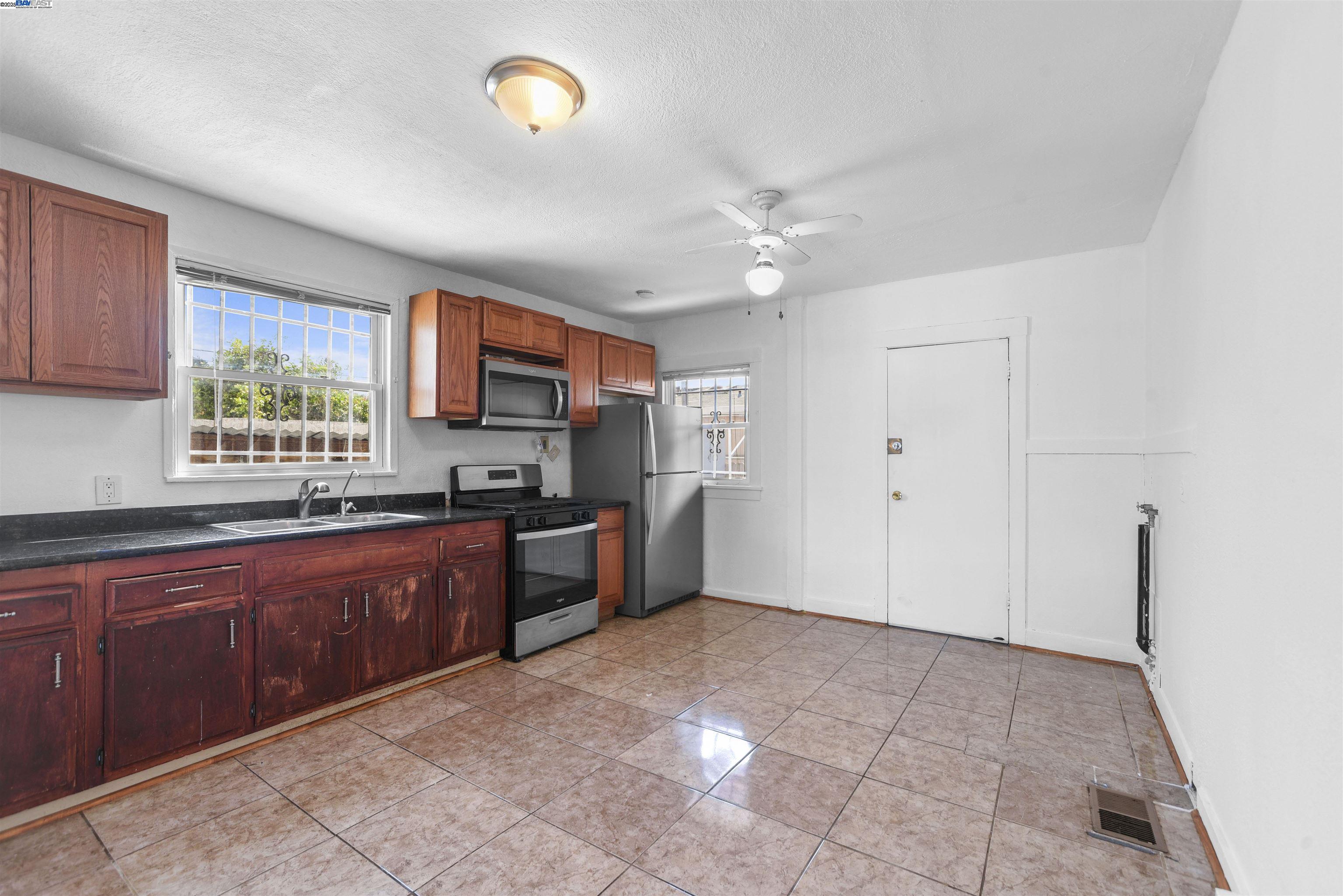 Detail Gallery Image 7 of 16 For 7851 Holly, Oakland,  CA 94621 - 2 Beds | 1 Baths