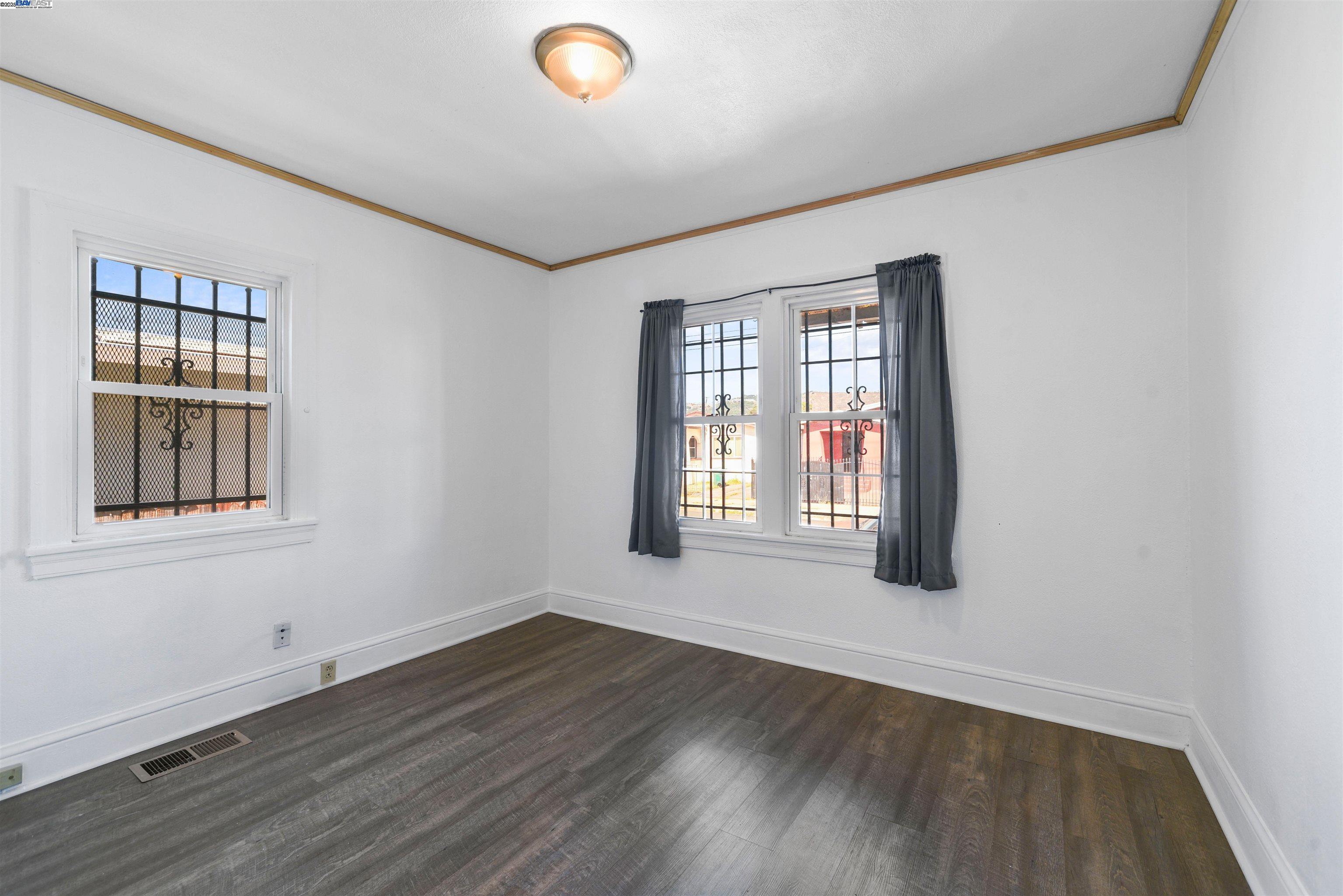 Detail Gallery Image 9 of 16 For 7851 Holly, Oakland,  CA 94621 - 2 Beds | 1 Baths