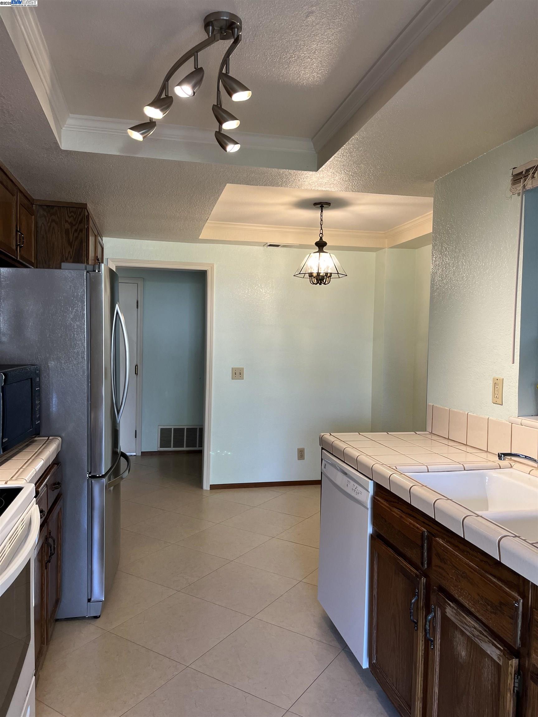 Detail Gallery Image 14 of 38 For 2515 Galleon Place, San Leandro,  CA 94577-6407 - 3 Beds | 2/1 Baths