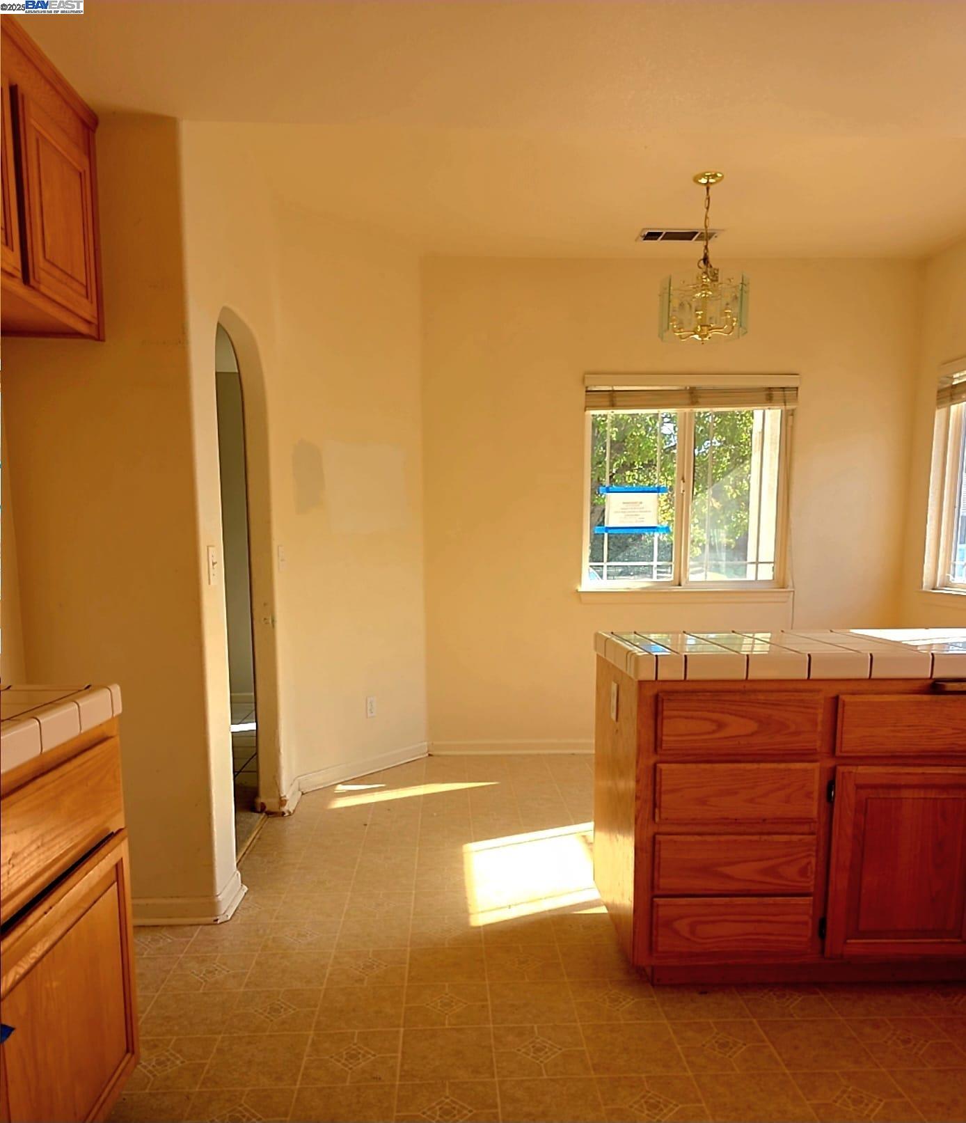 Detail Gallery Image 4 of 14 For 814 Kingman Dr, Vacaville,  CA 95687 - 3 Beds | 2/1 Baths