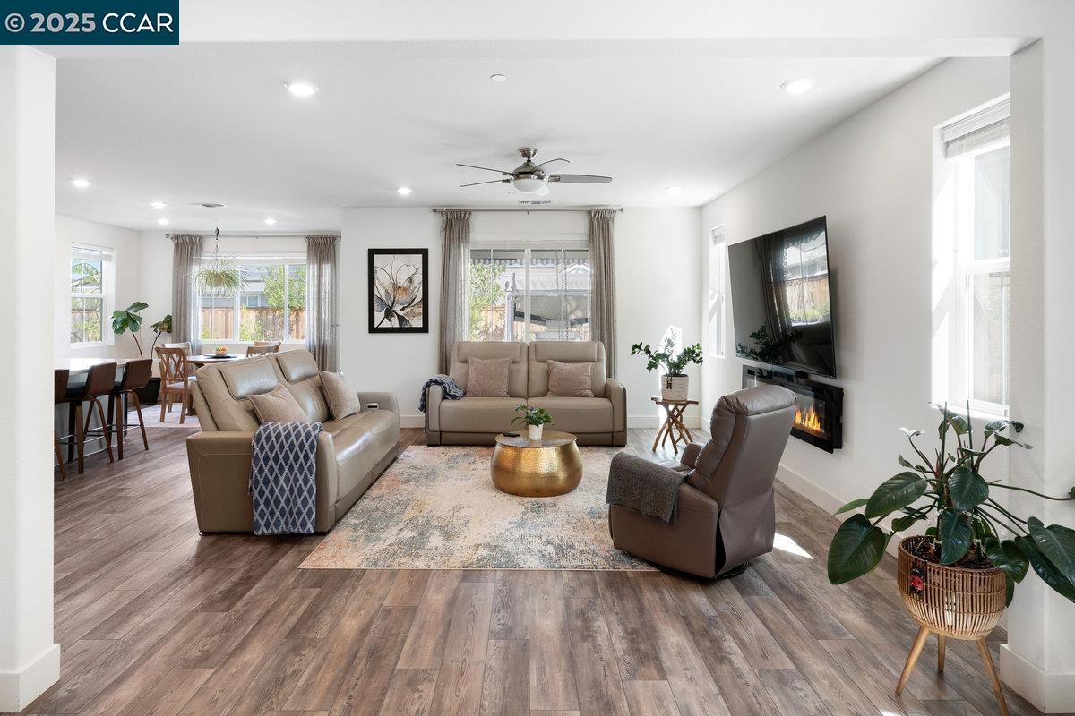 Detail Gallery Image 3 of 41 For 6734 Ishan St, Tracy,  CA 95377 - 5 Beds | 3/1 Baths