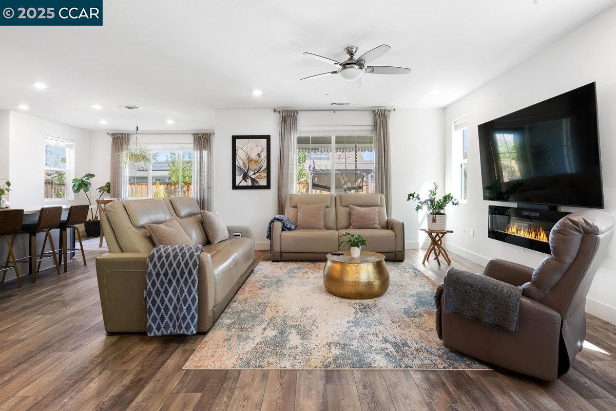 Detail Gallery Image 5 of 41 For 6734 Ishan St, Tracy,  CA 95377 - 5 Beds | 3/1 Baths