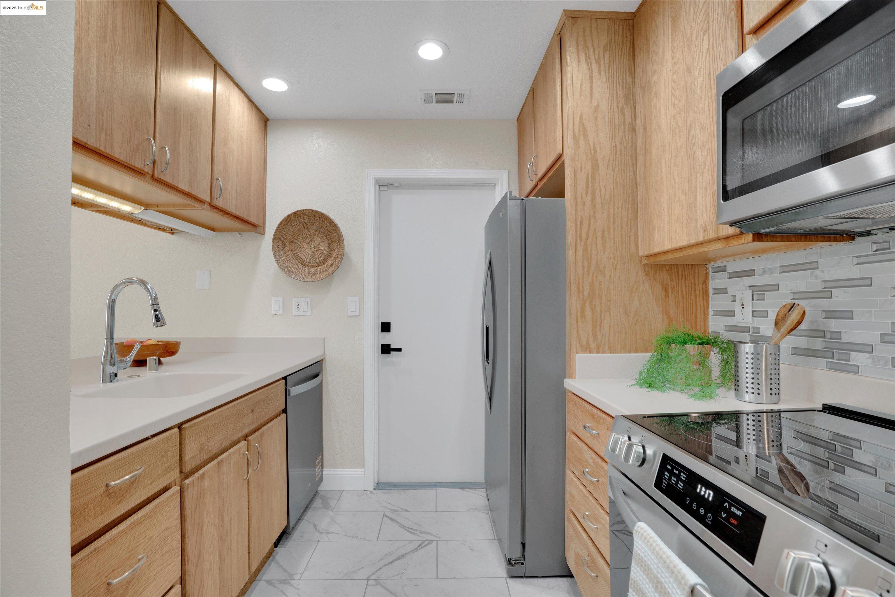 Detail Gallery Image 10 of 23 For 1812 Home Gate Dr, San Jose,  CA 95148 - 3 Beds | 2/1 Baths