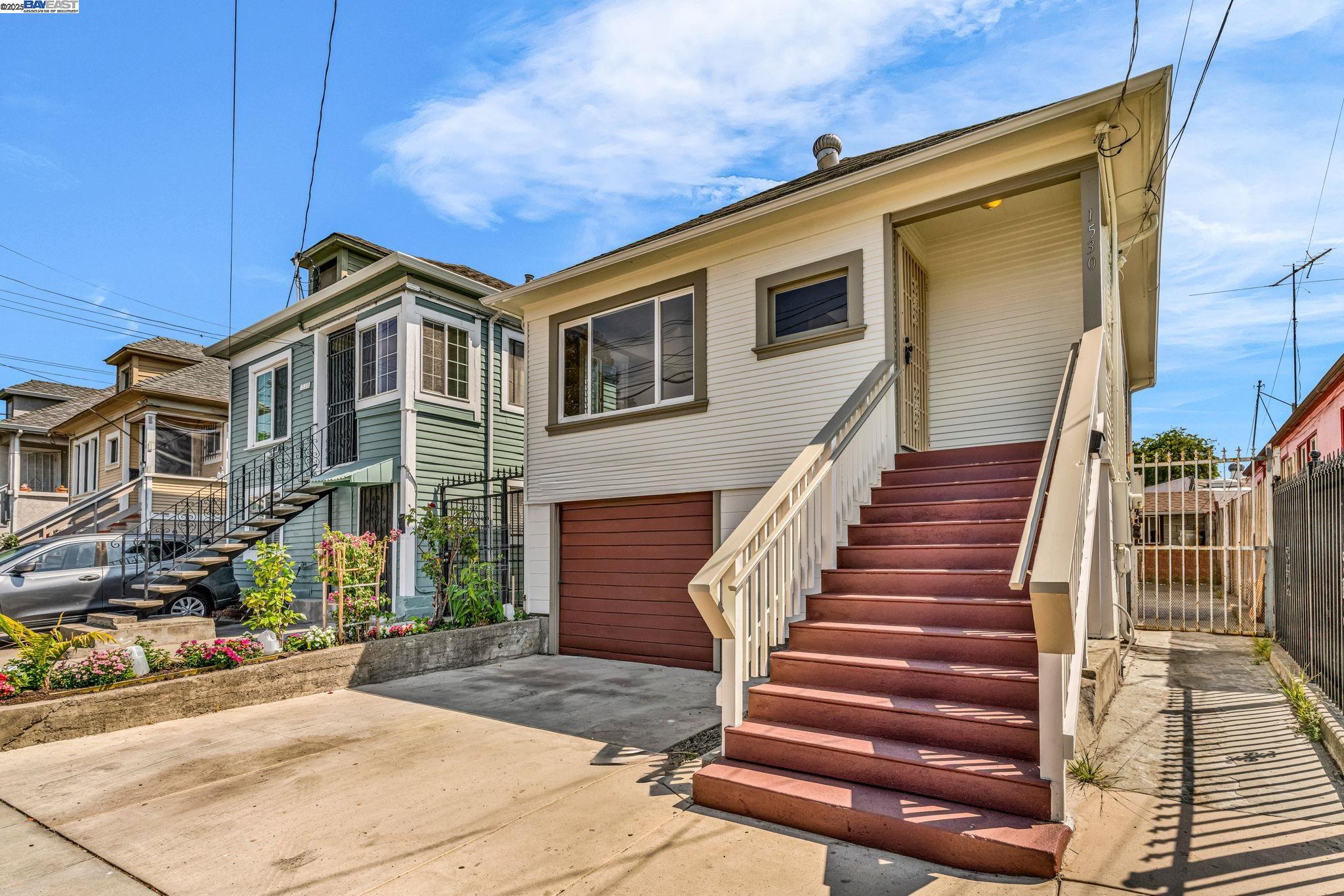 Detail Gallery Image 2 of 26 For 1530 36th Ave, Oakland,  CA 94601 - 2 Beds | 1 Baths