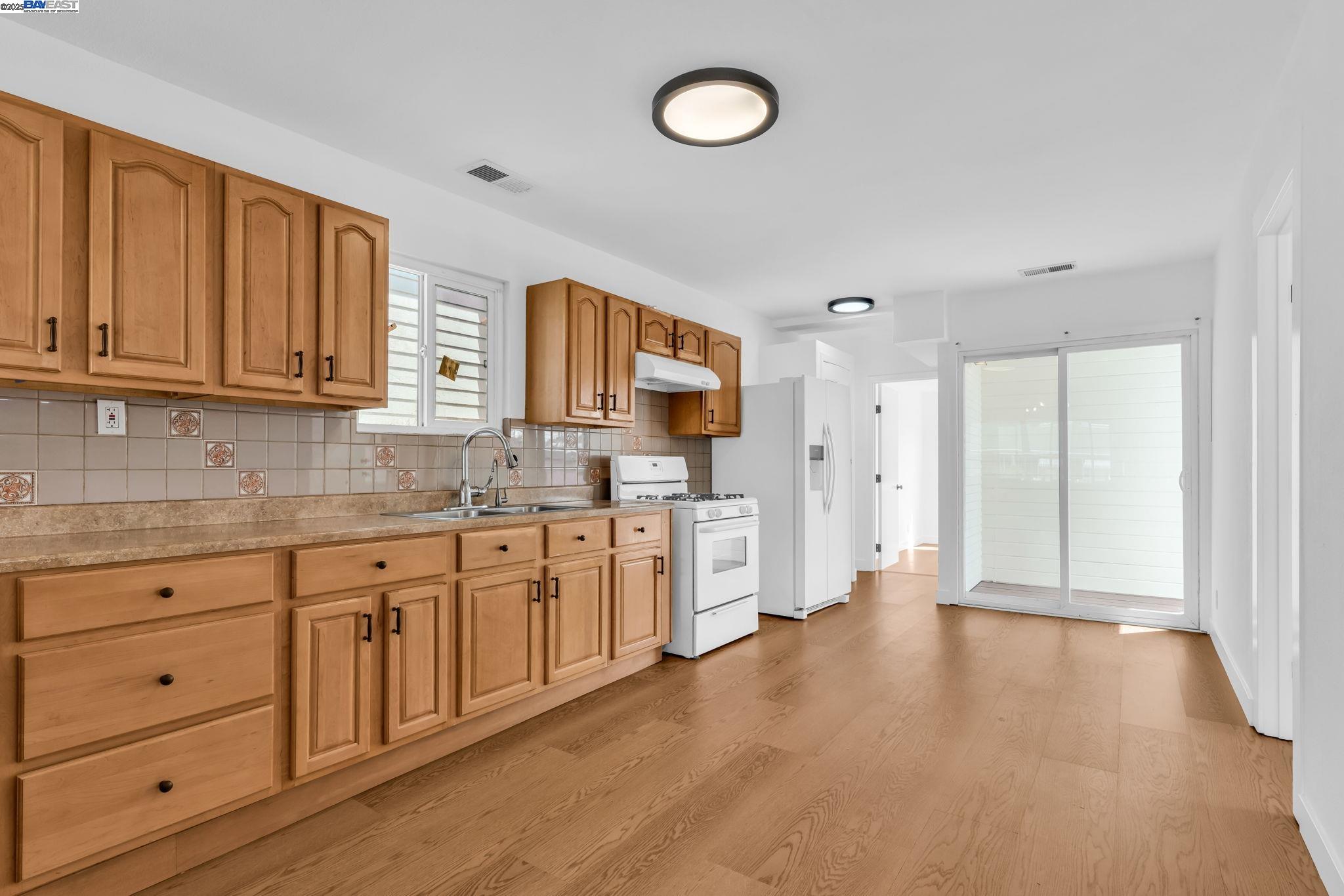 Detail Gallery Image 11 of 26 For 1530 36th Ave, Oakland,  CA 94601 - 2 Beds | 1 Baths