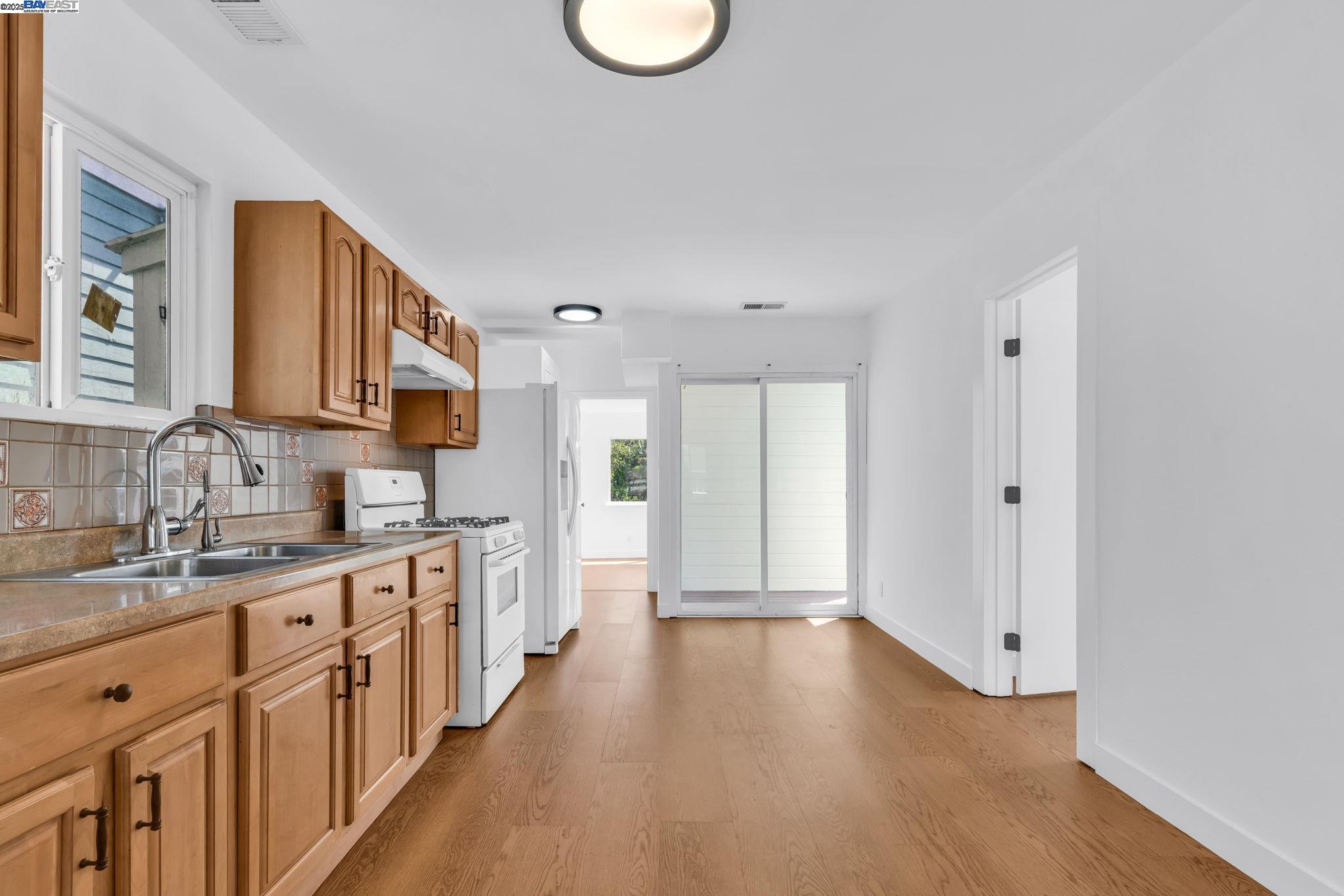 Detail Gallery Image 12 of 26 For 1530 36th Ave, Oakland,  CA 94601 - 2 Beds | 1 Baths