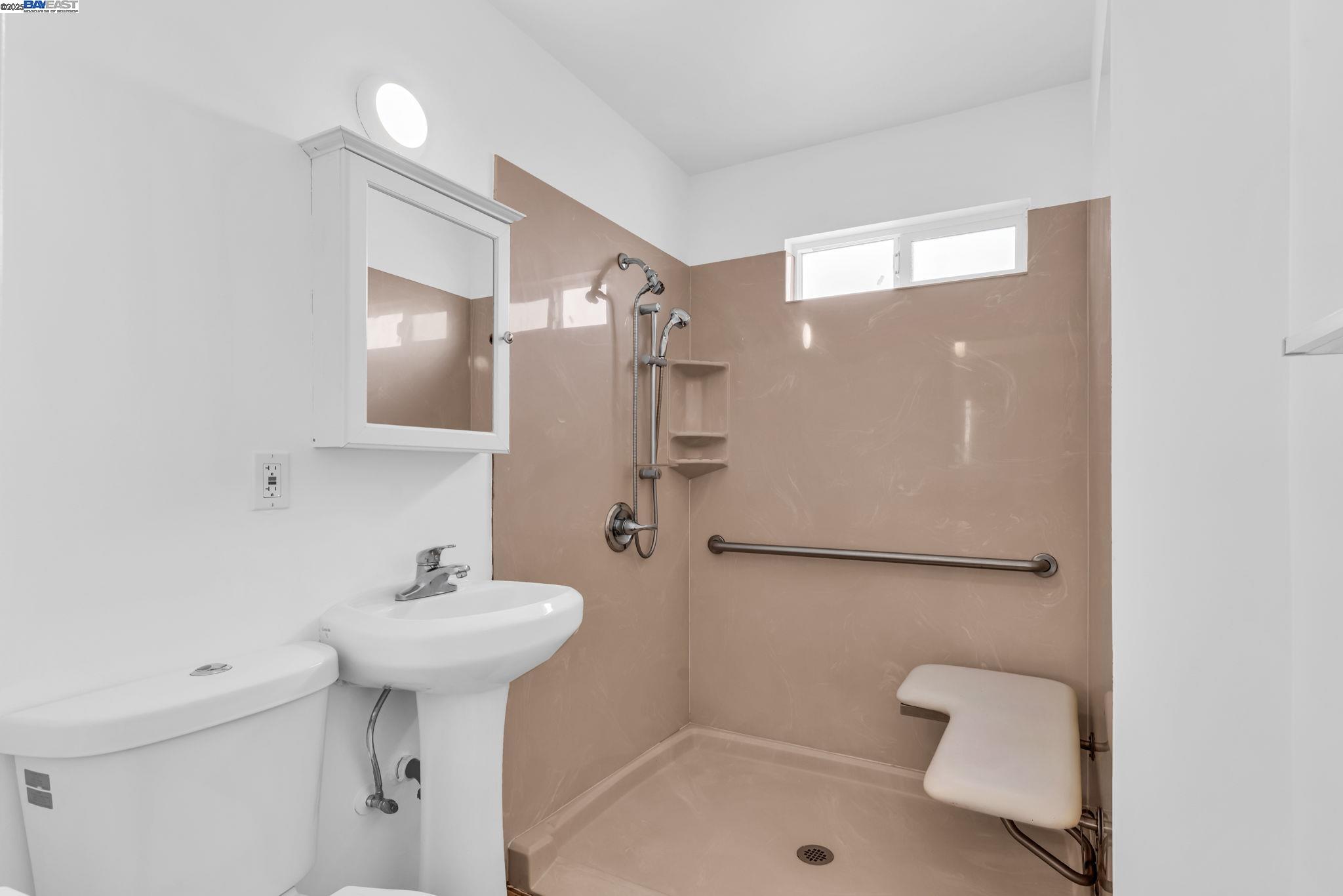 Detail Gallery Image 14 of 26 For 1530 36th Ave, Oakland,  CA 94601 - 2 Beds | 1 Baths
