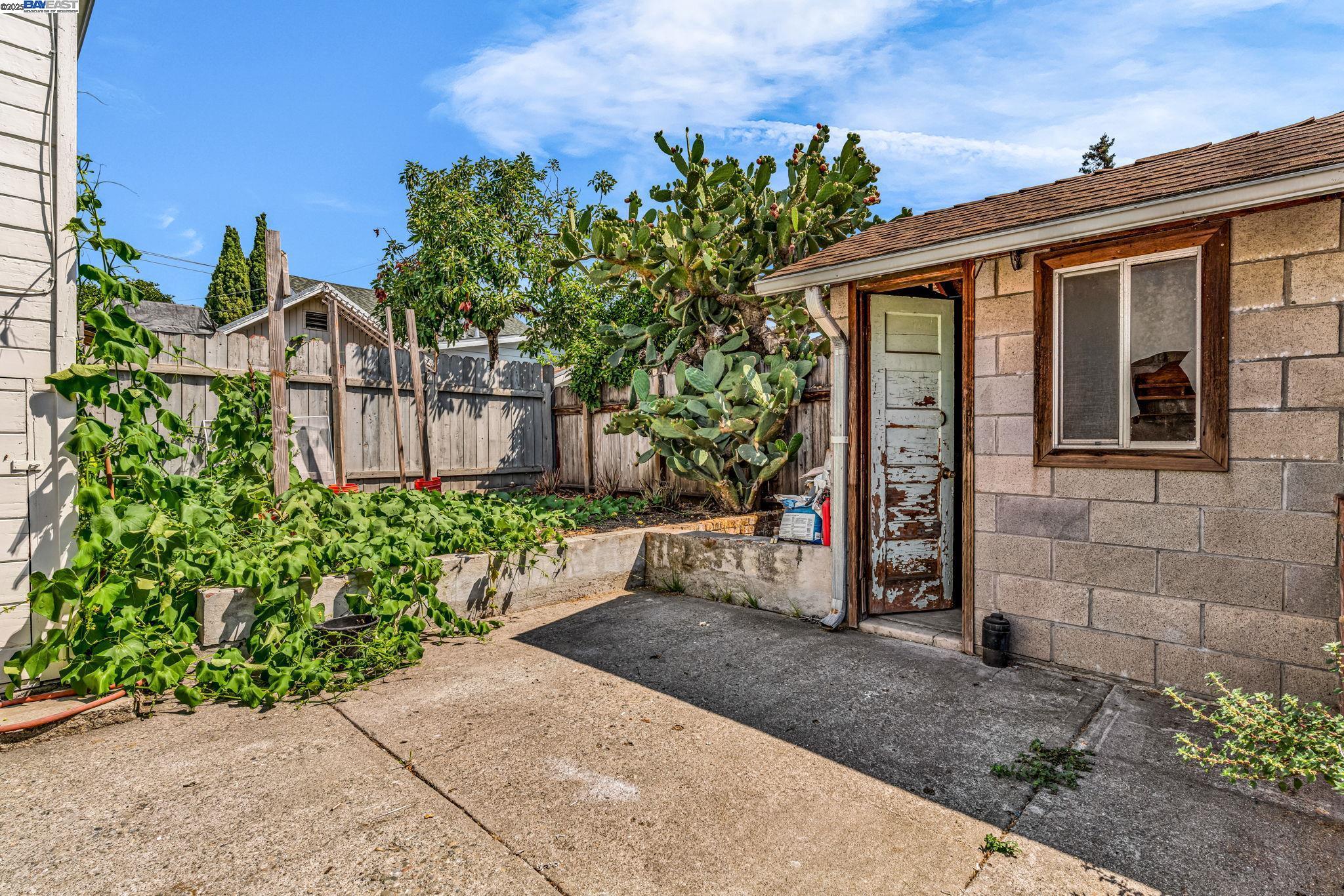 Detail Gallery Image 21 of 26 For 1530 36th Ave, Oakland,  CA 94601 - 2 Beds | 1 Baths