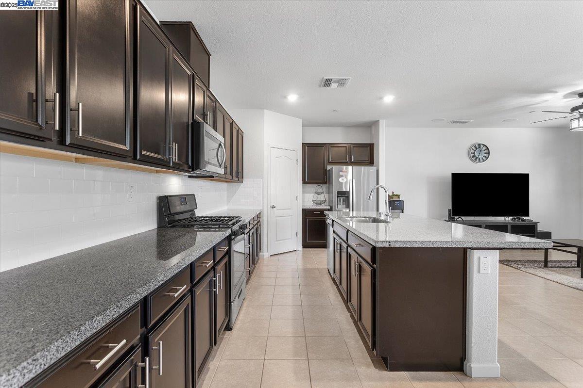 Detail Gallery Image 14 of 22 For 407 Sacramento St, Lathrop,  CA 95330 - 4 Beds | 2 Baths