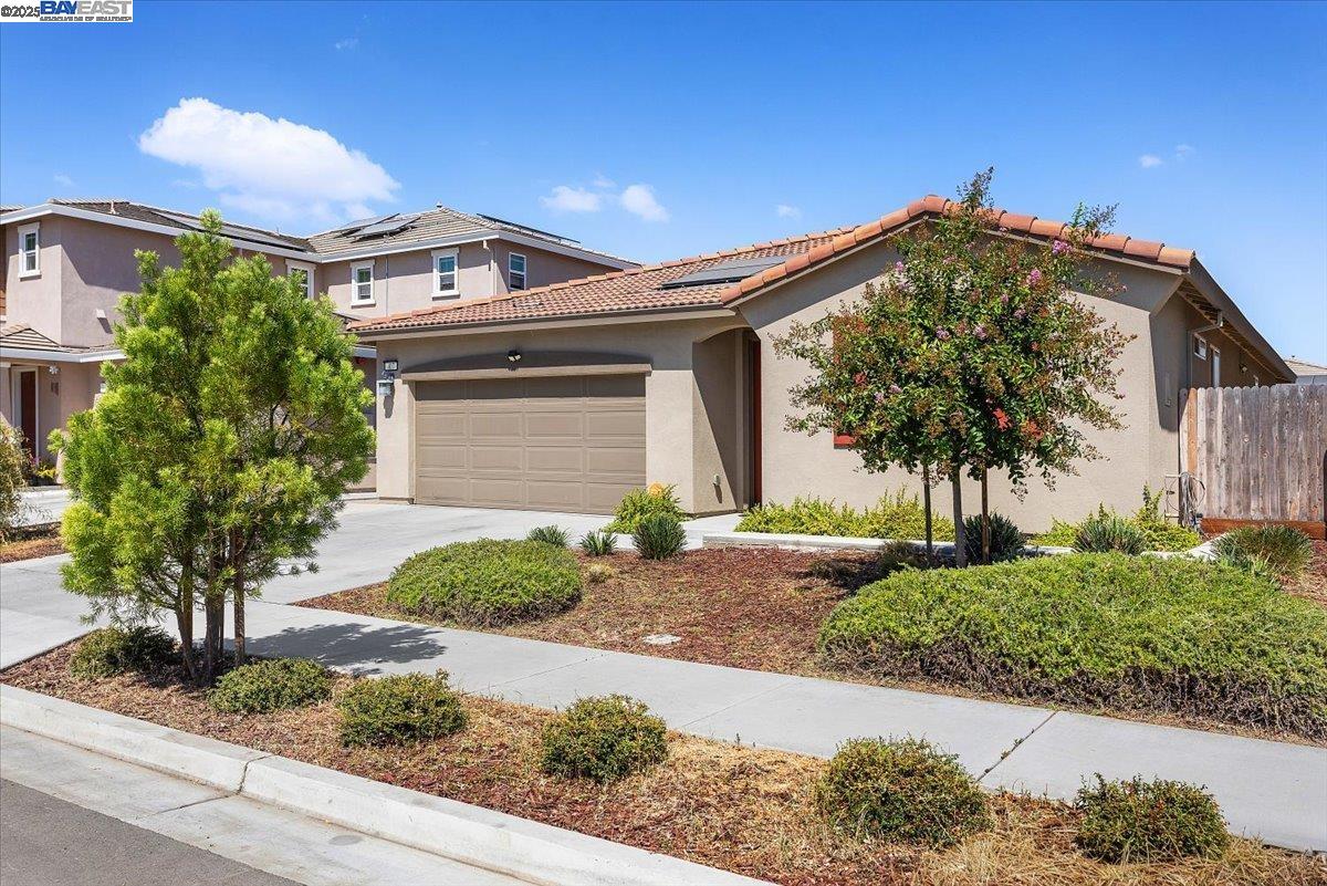 Detail Gallery Image 4 of 22 For 407 Sacramento St, Lathrop,  CA 95330 - 4 Beds | 2 Baths