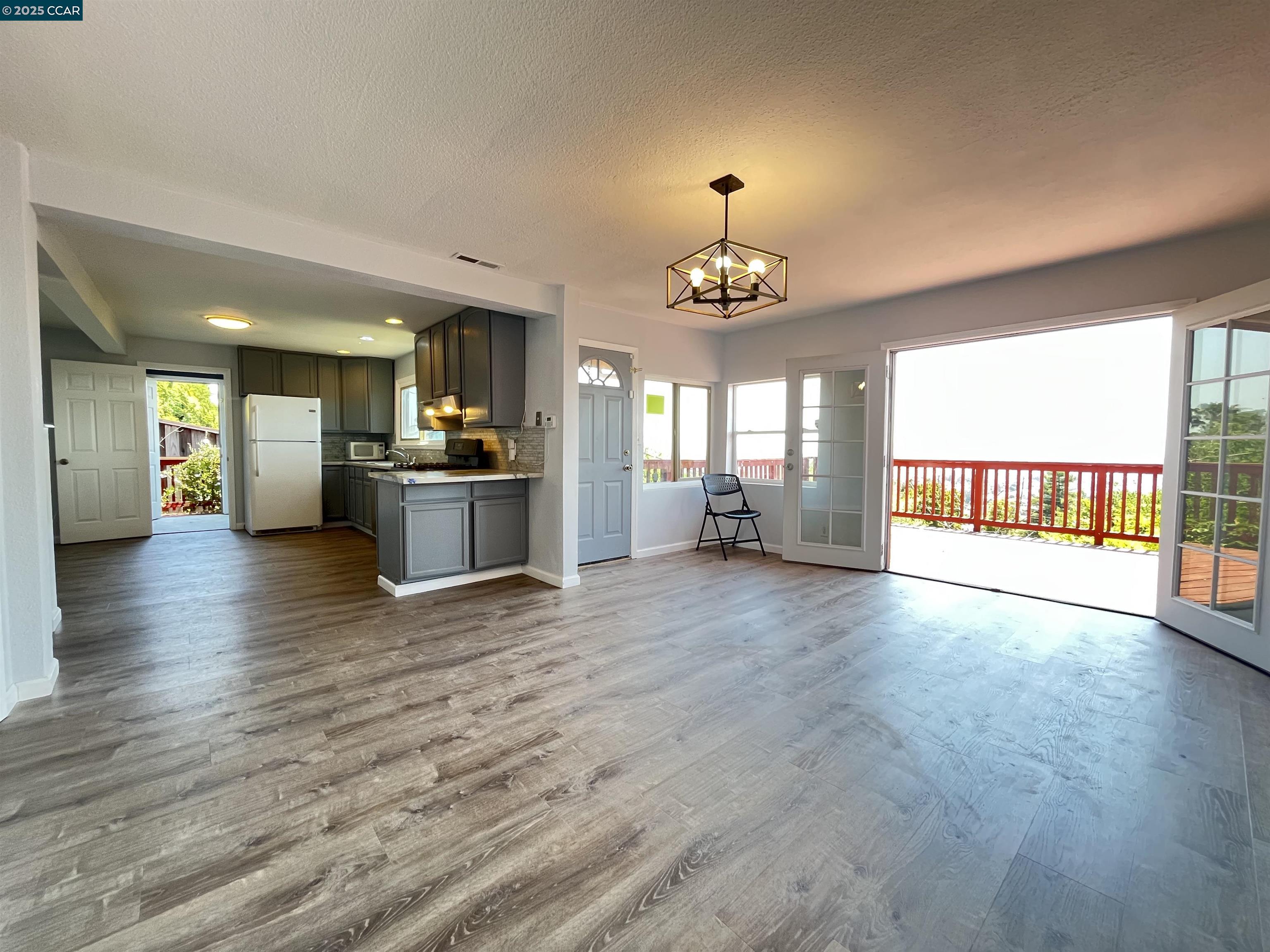 Detail Gallery Image 13 of 48 For 7618 Sunkist Dr, Oakland,  CA 94605 - 3 Beds | 2 Baths