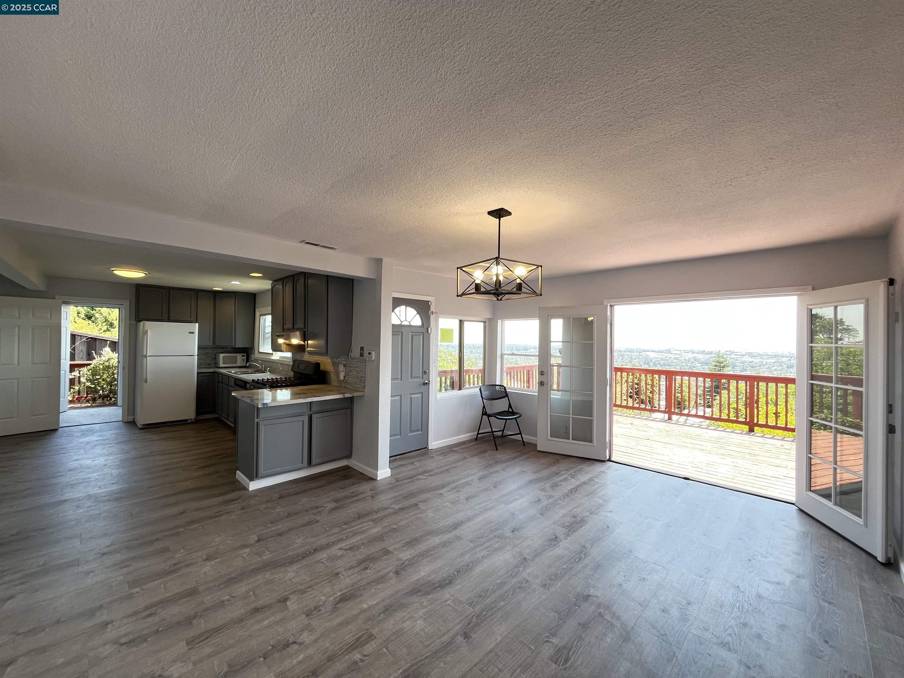 Detail Gallery Image 14 of 48 For 7618 Sunkist Dr, Oakland,  CA 94605 - 3 Beds | 2 Baths