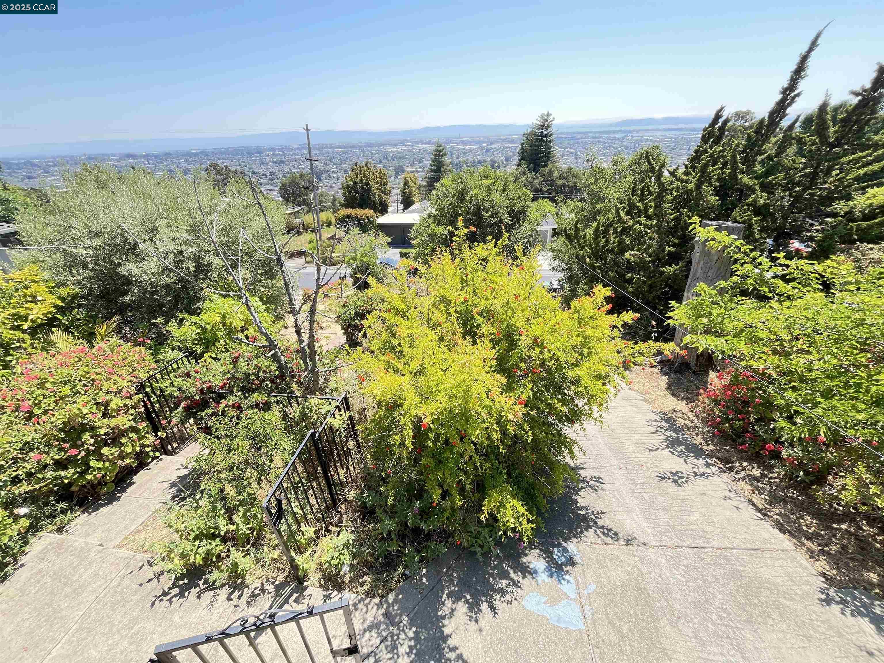 Detail Gallery Image 26 of 48 For 7618 Sunkist Dr, Oakland,  CA 94605 - 3 Beds | 2 Baths