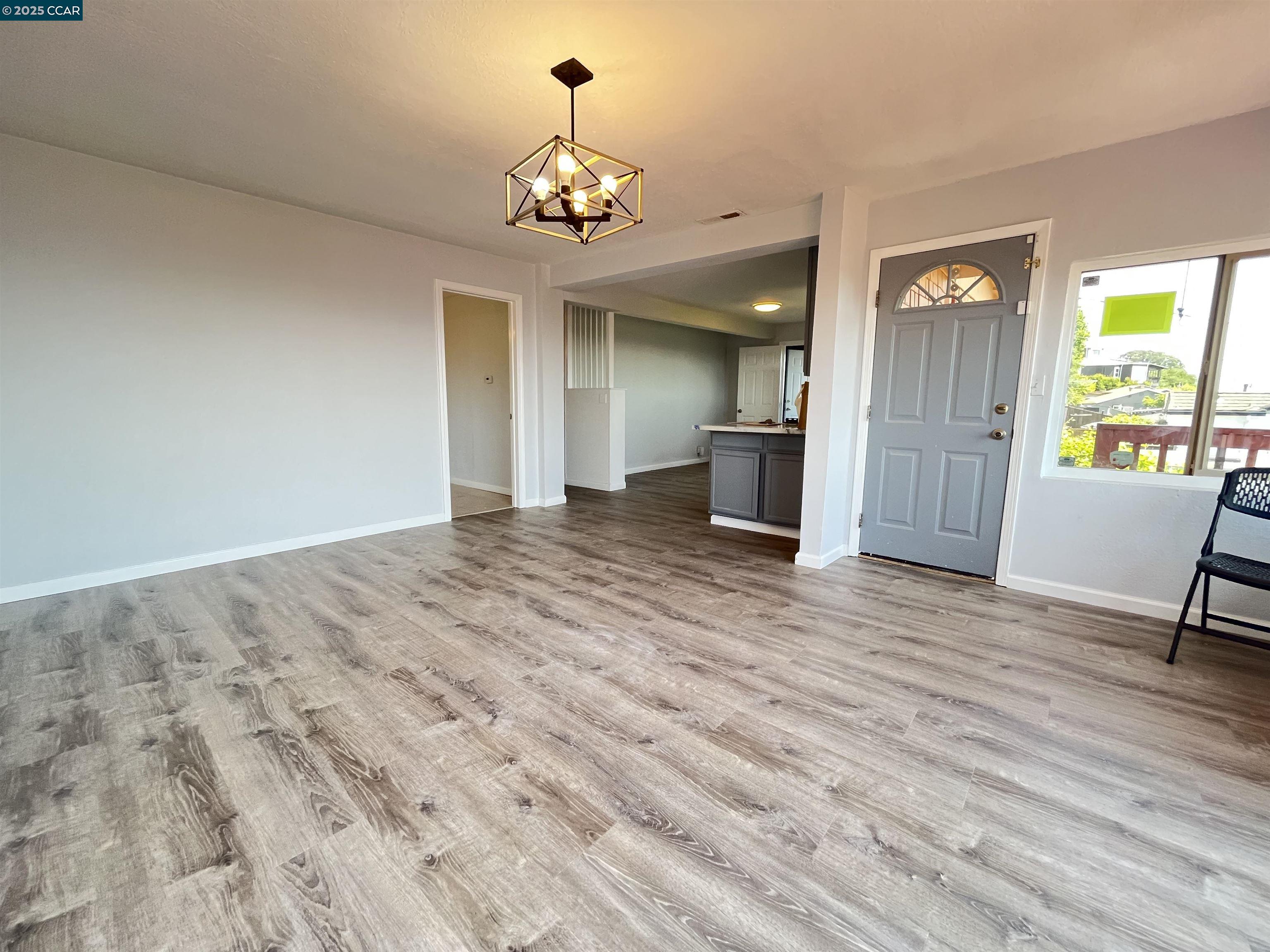 Detail Gallery Image 6 of 48 For 7618 Sunkist Dr, Oakland,  CA 94605 - 3 Beds | 2 Baths