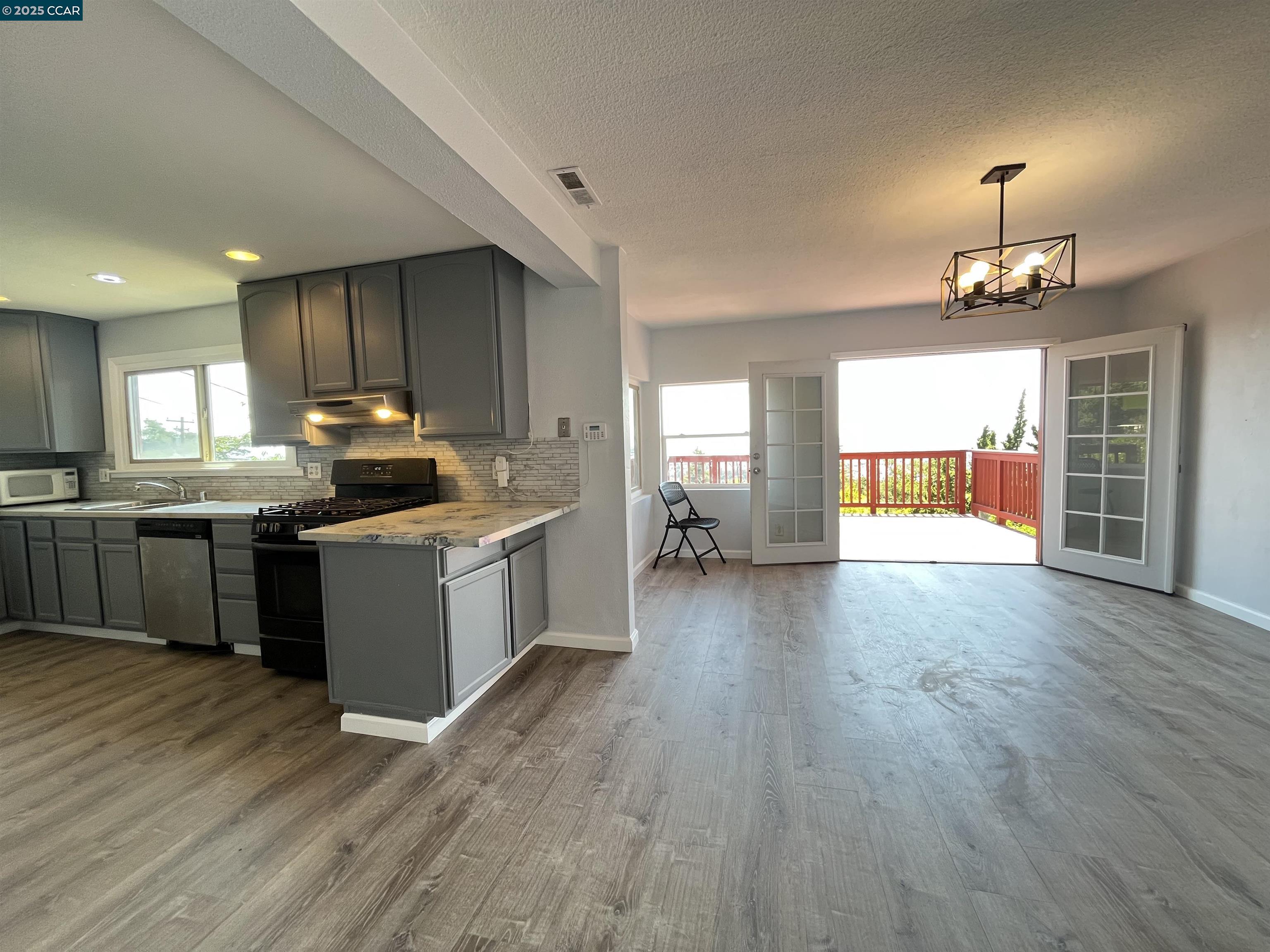 Detail Gallery Image 7 of 48 For 7618 Sunkist Dr, Oakland,  CA 94605 - 3 Beds | 2 Baths