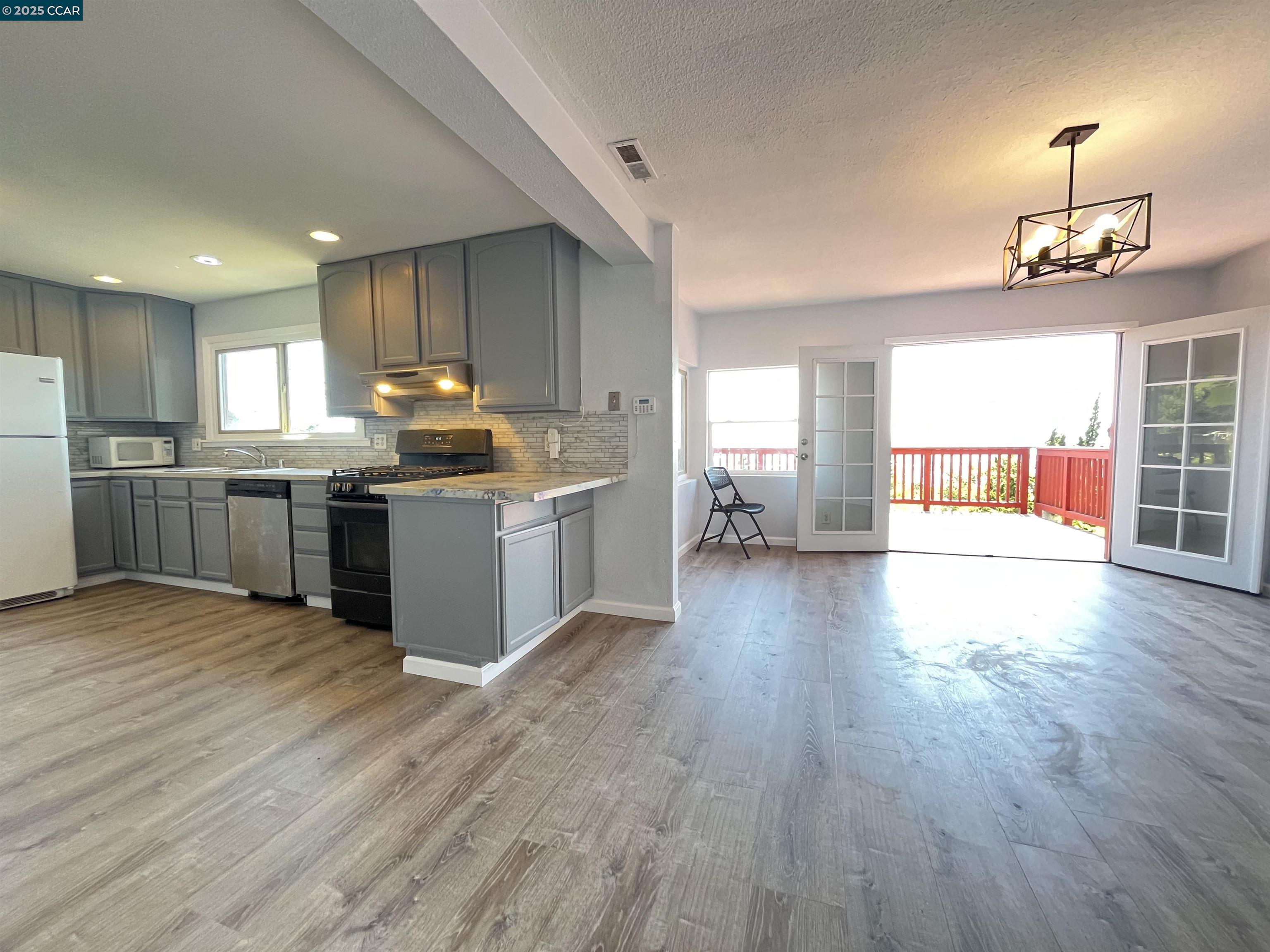 Detail Gallery Image 9 of 48 For 7618 Sunkist Dr, Oakland,  CA 94605 - 3 Beds | 2 Baths