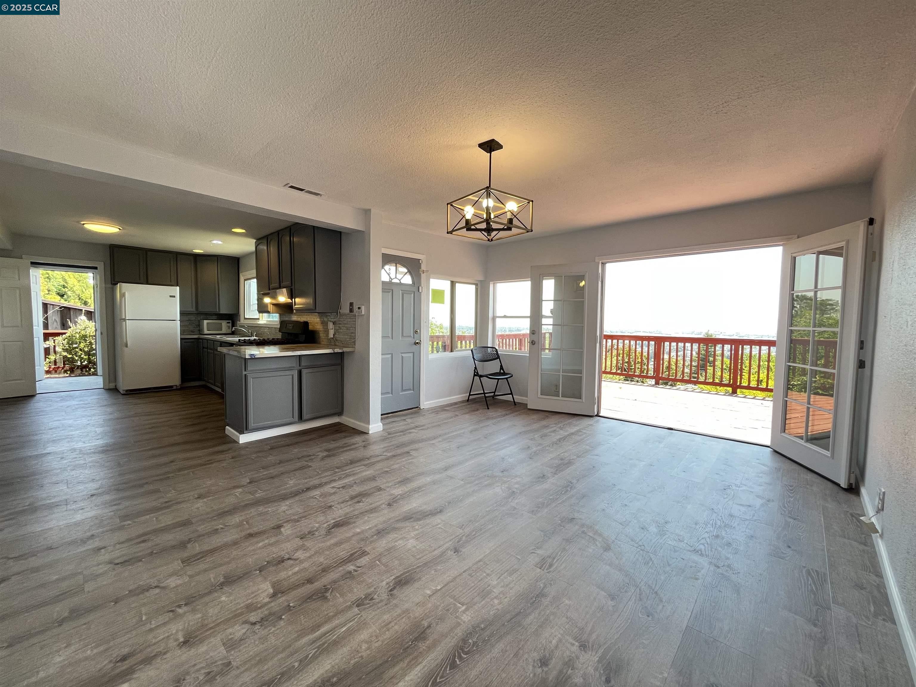 Detail Gallery Image 10 of 48 For 7618 Sunkist Dr, Oakland,  CA 94605 - 3 Beds | 2 Baths