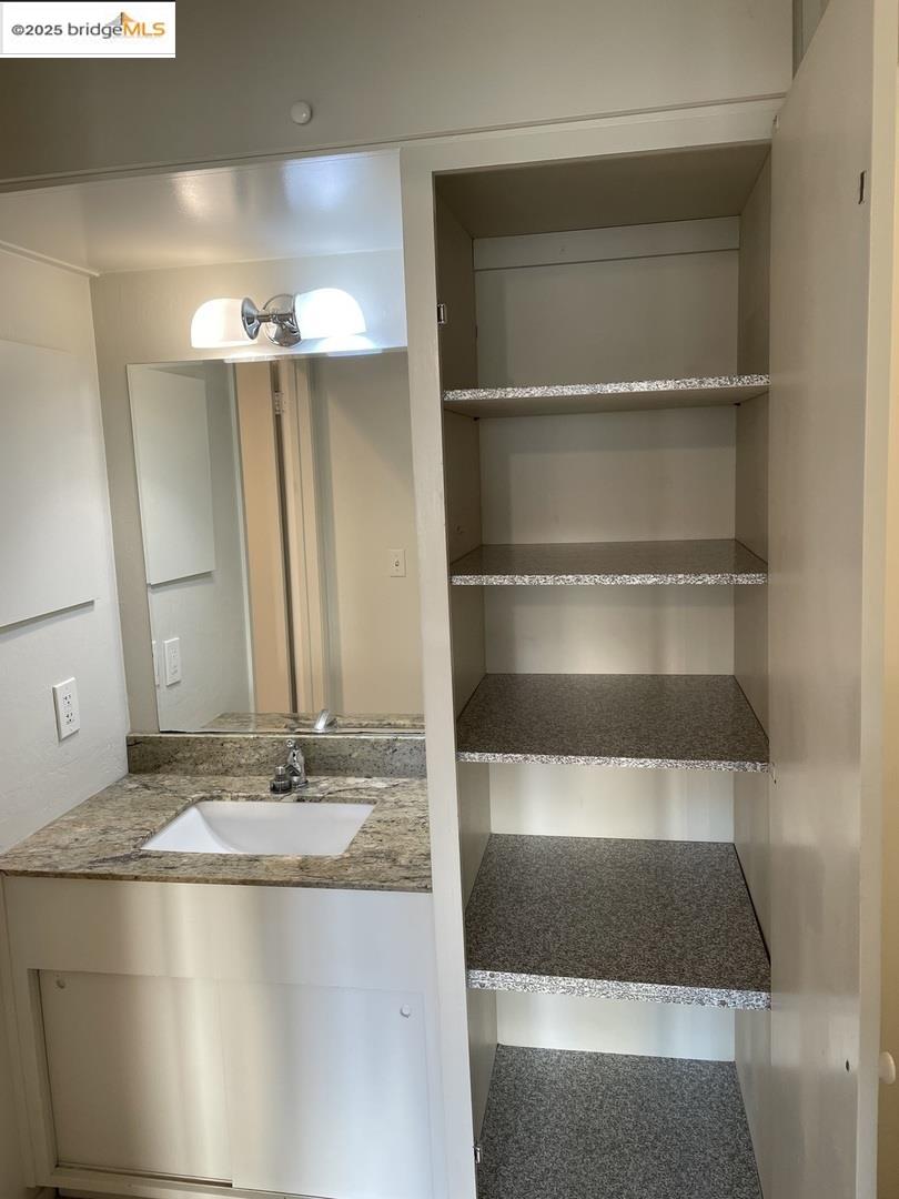 Detail Gallery Image 9 of 18 For Commodore Dr # C361,  Emeryville,  CA 94608 - 1 Beds | 1 Baths