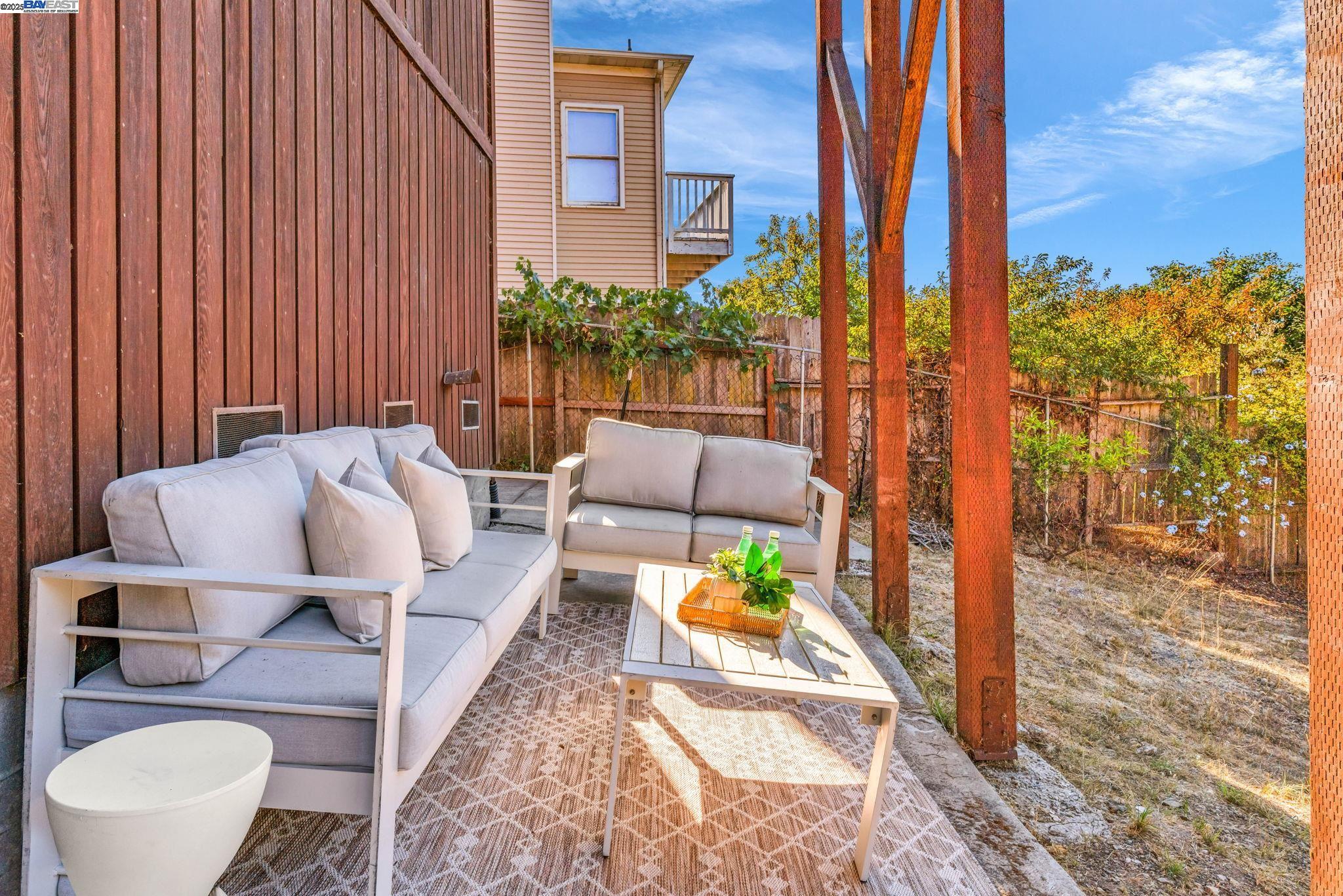 Detail Gallery Image 13 of 19 For 5347 Heavenly Ridge Ln, Richmond,  CA 94803 - 4 Beds | 2/1 Baths