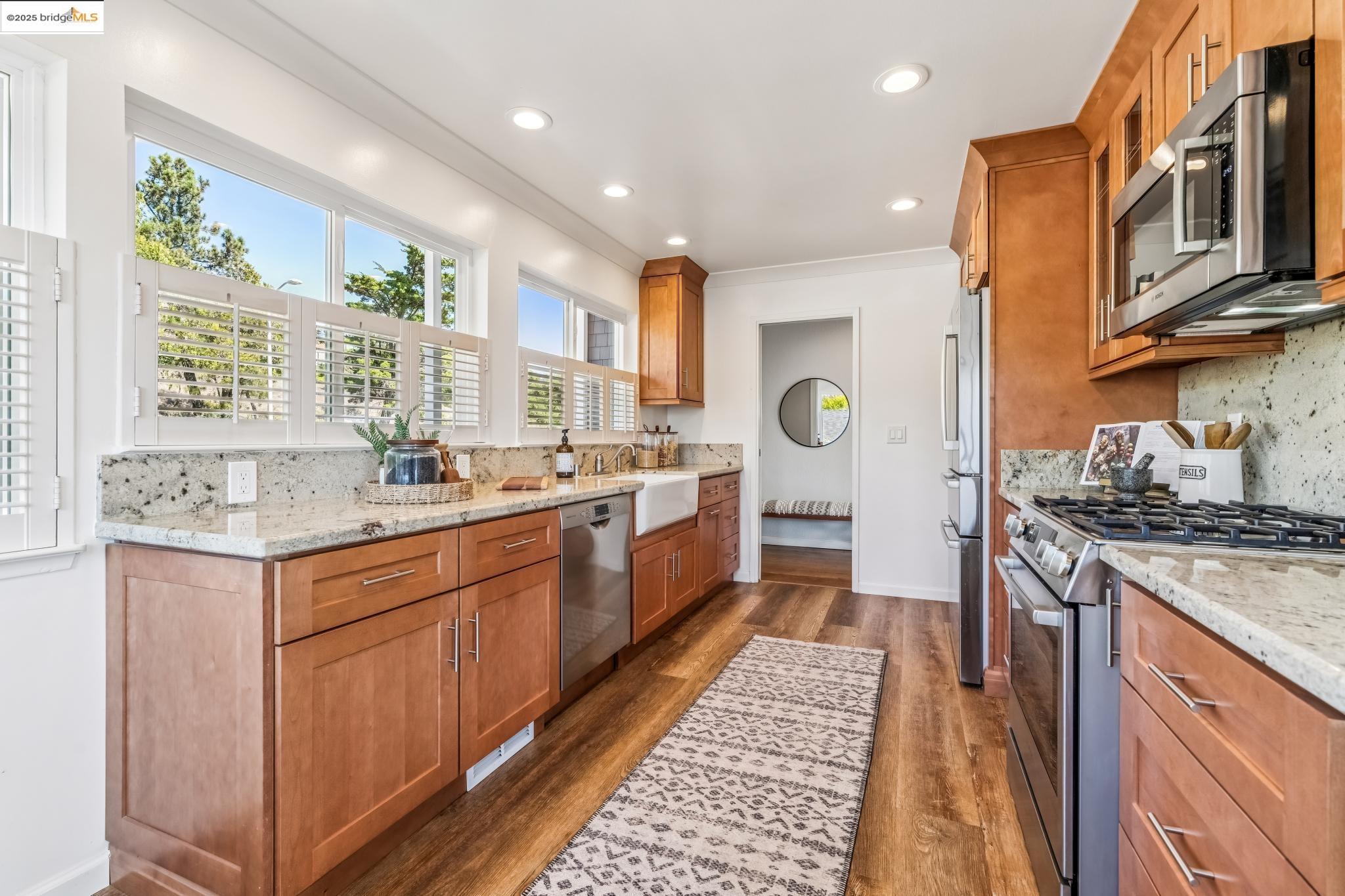 Detail Gallery Image 12 of 58 For 101 Chadbourne Way, Oakland,  CA 94619 - 3 Beds | 2/1 Baths