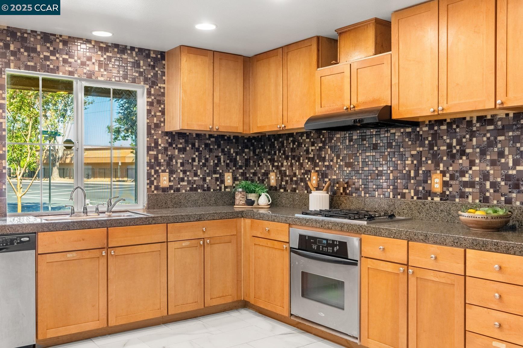 Detail Gallery Image 12 of 39 For 110 Mars Ct, Pittsburg,  CA 94565 - 5 Beds | 2/1 Baths
