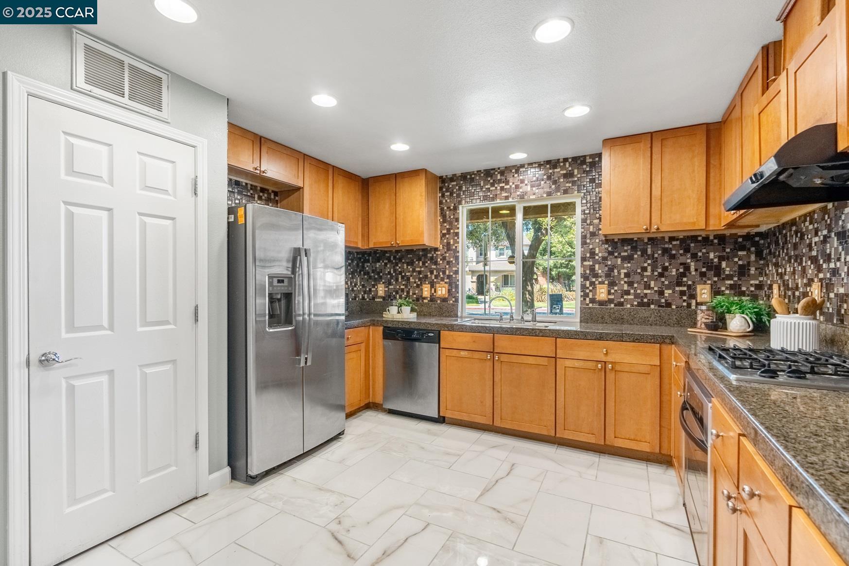 Detail Gallery Image 13 of 39 For 110 Mars Ct, Pittsburg,  CA 94565 - 5 Beds | 2/1 Baths