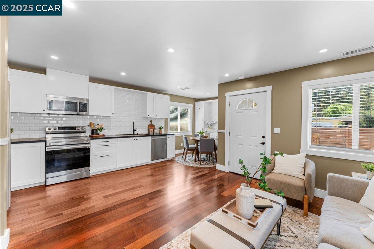 Detail Gallery Image 1 of 27 For 1842 1st St, Richmond,  CA 94801 - 3 Beds | 2 Baths