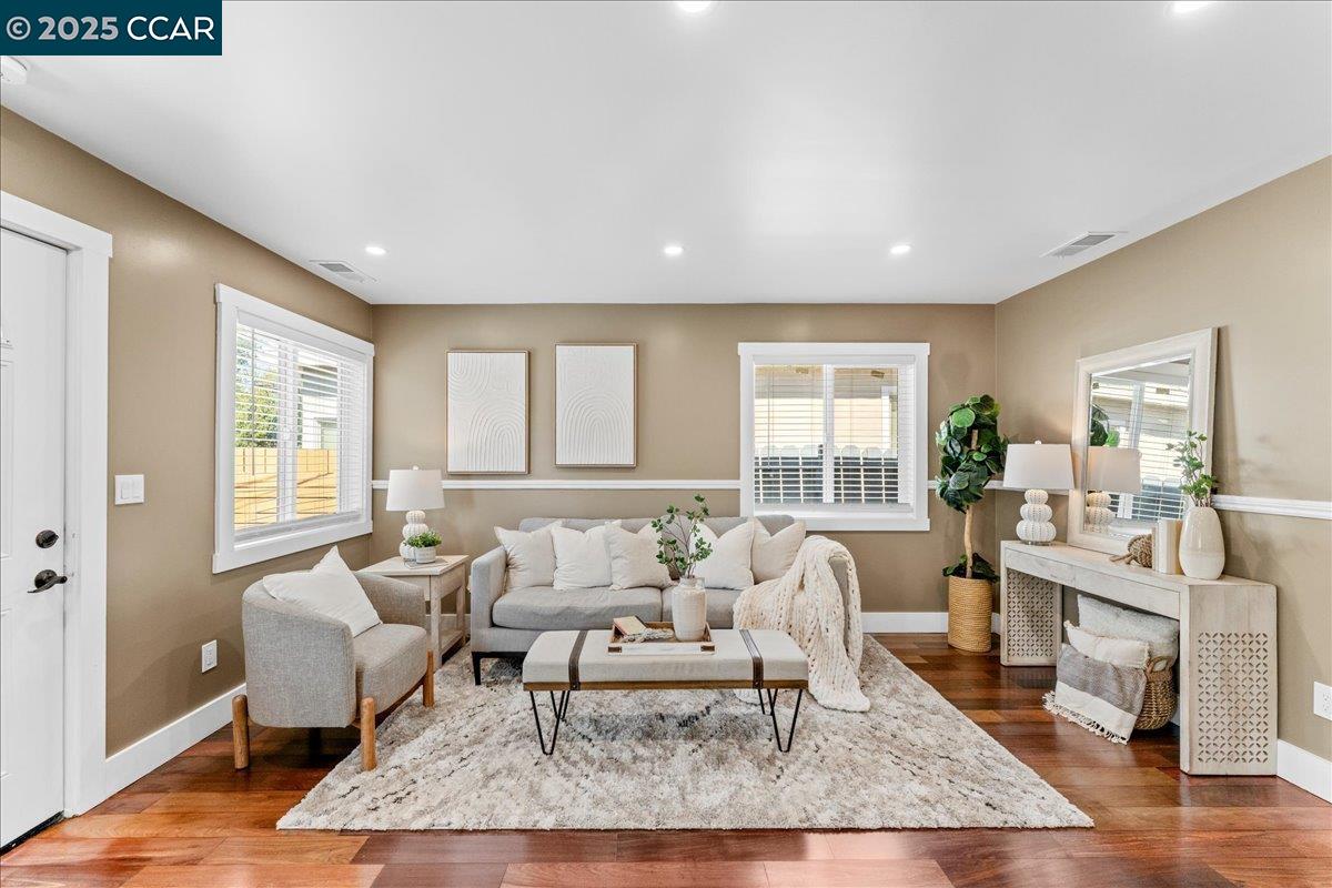 Detail Gallery Image 3 of 27 For 1842 1st St, Richmond,  CA 94801 - 3 Beds | 2 Baths