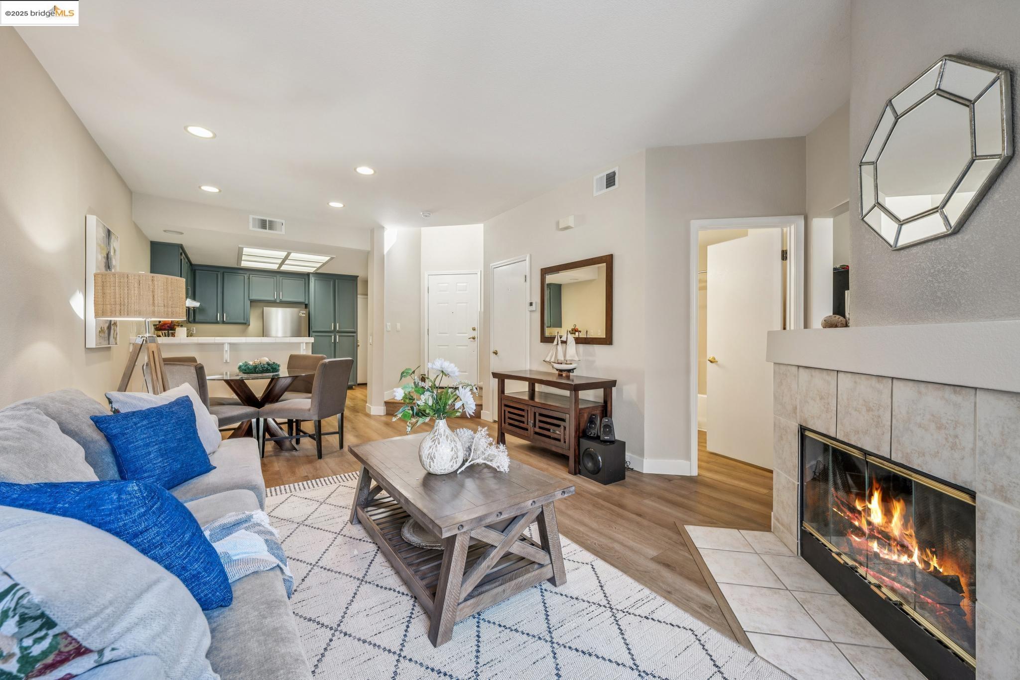 Detail Gallery Image 5 of 60 For 2605 Beach Head Ct, Richmond,  CA 94804 - 3 Beds | 3 Baths