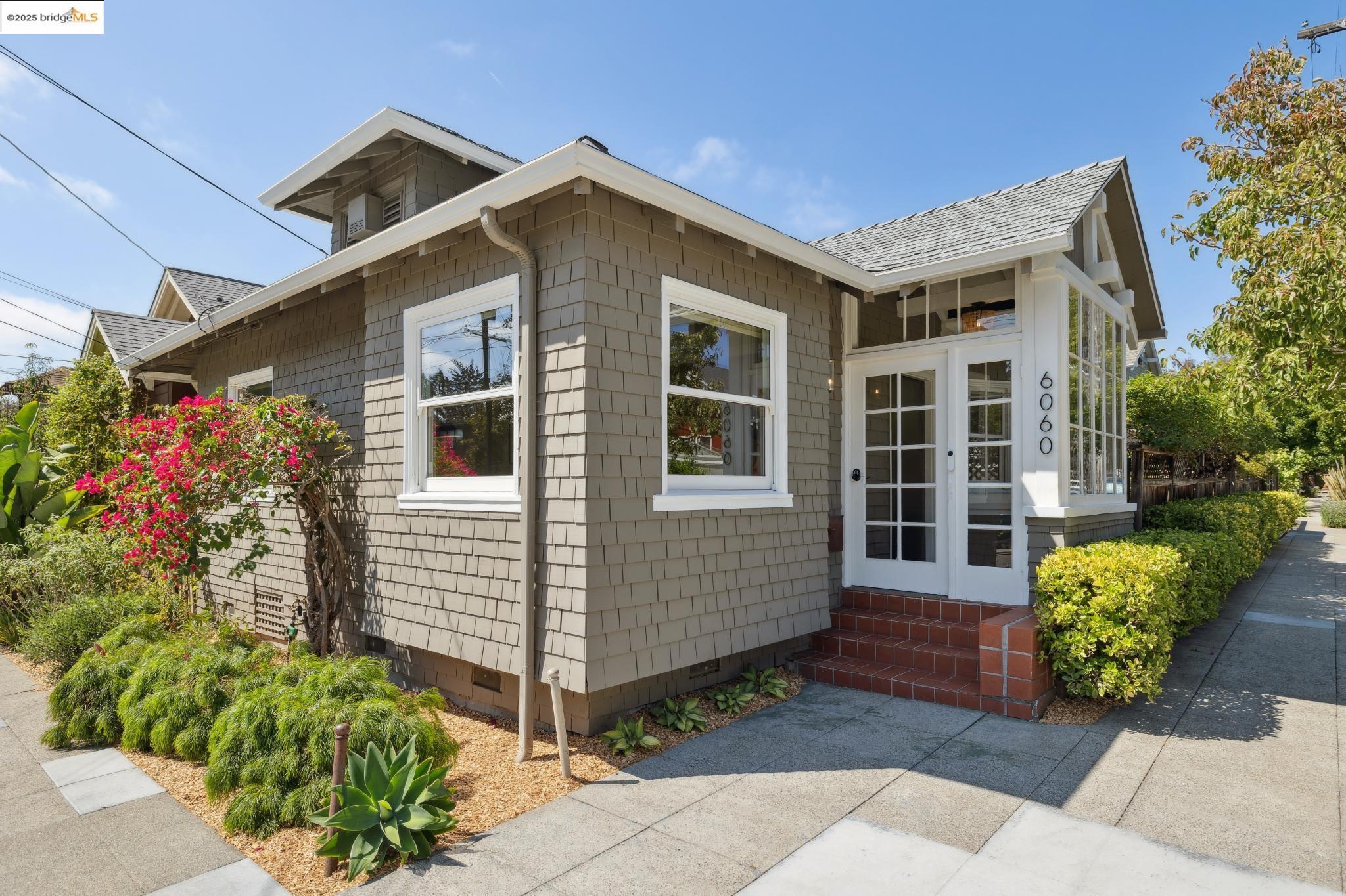 Detail Gallery Image 2 of 55 For 6060 Harwood Avenue, Oakland,  CA 94618 - 3 Beds | 2 Baths