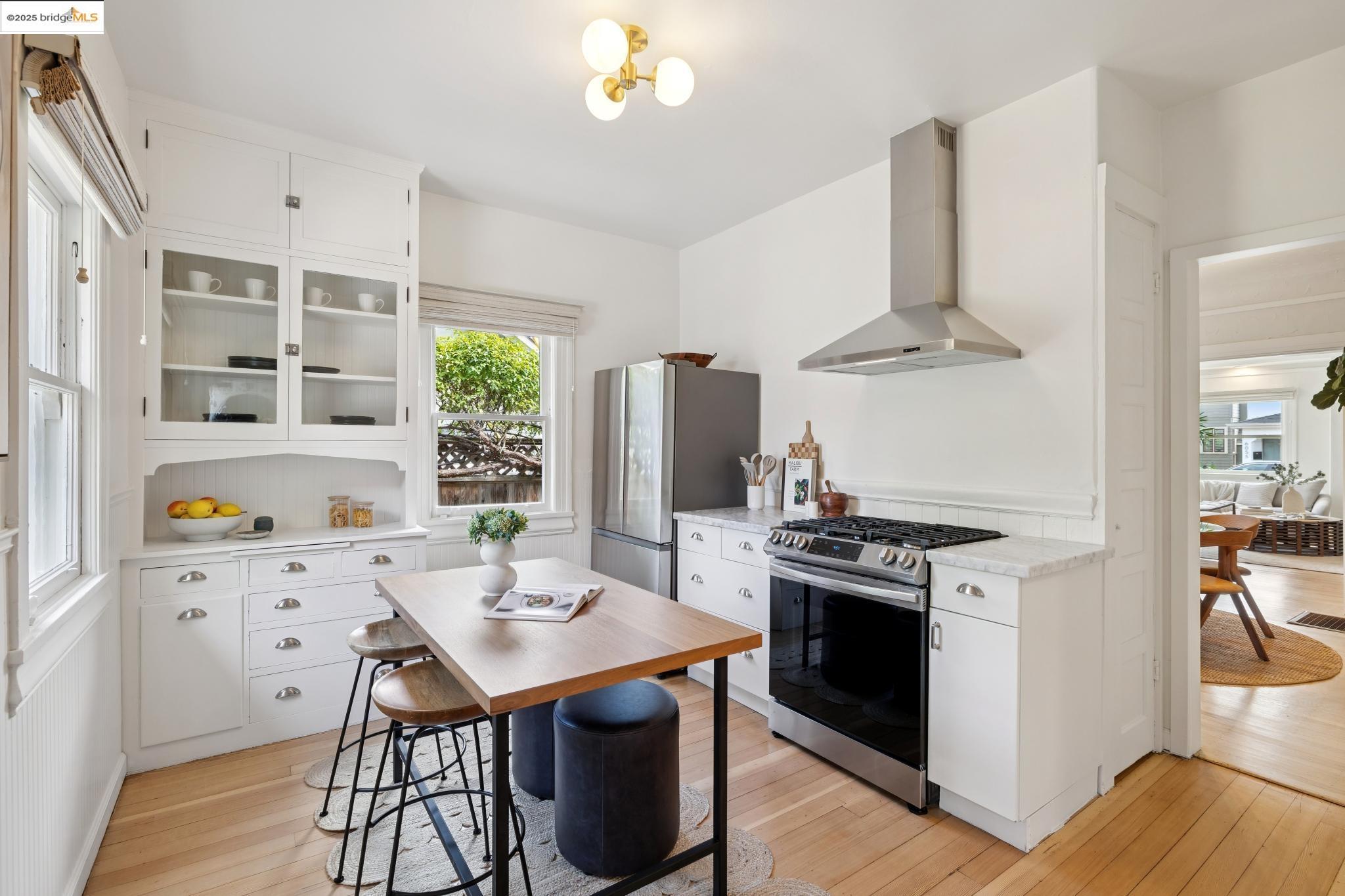 Detail Gallery Image 17 of 55 For 6060 Harwood Avenue, Oakland,  CA 94618 - 3 Beds | 2 Baths