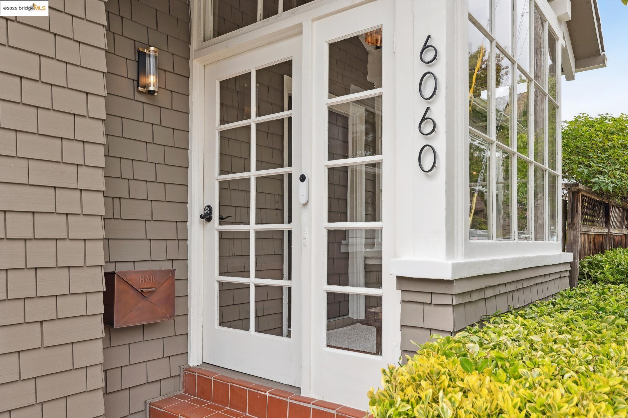 Detail Gallery Image 3 of 55 For 6060 Harwood Avenue, Oakland,  CA 94618 - 3 Beds | 2 Baths