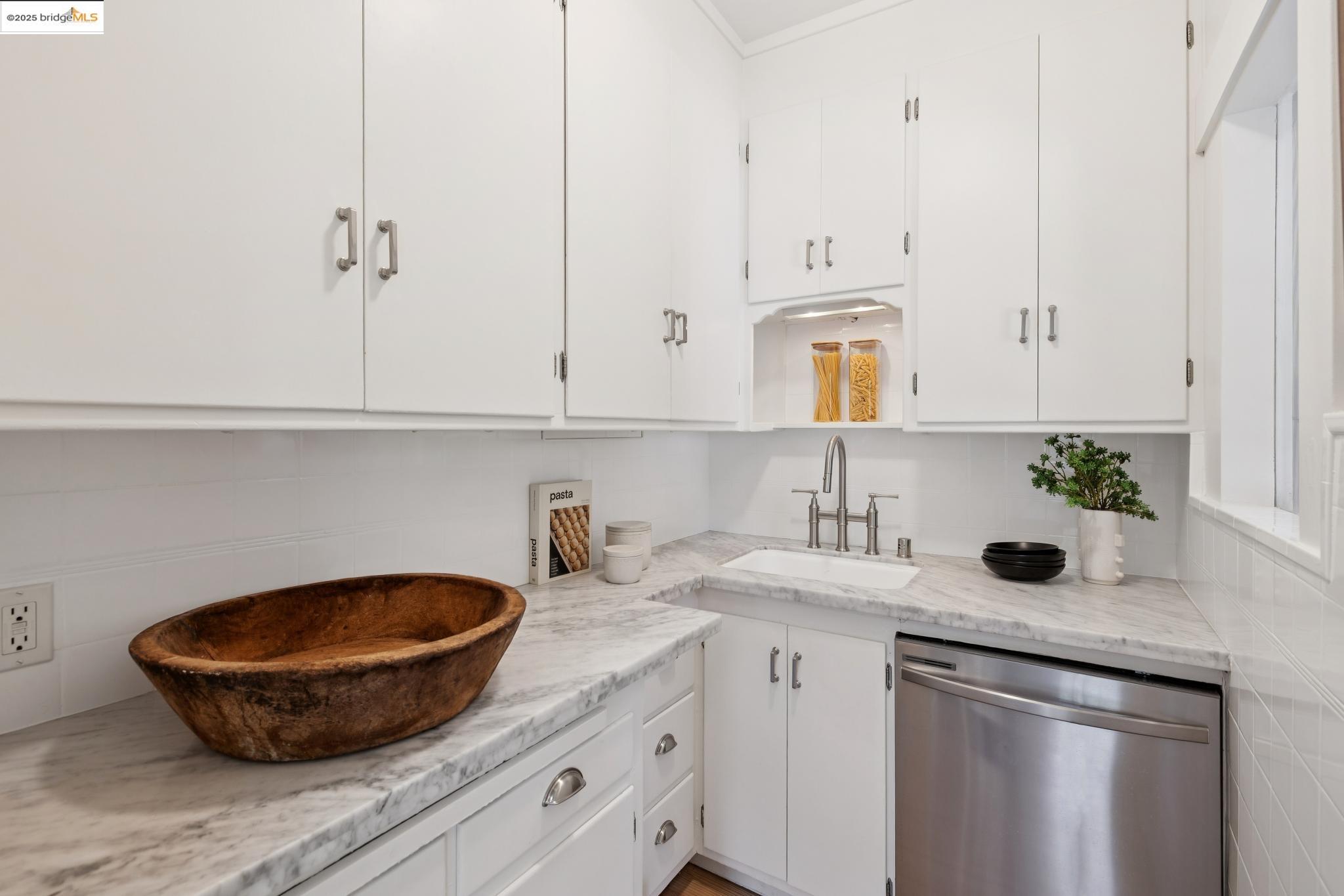 Detail Gallery Image 21 of 55 For 6060 Harwood Avenue, Oakland,  CA 94618 - 3 Beds | 2 Baths