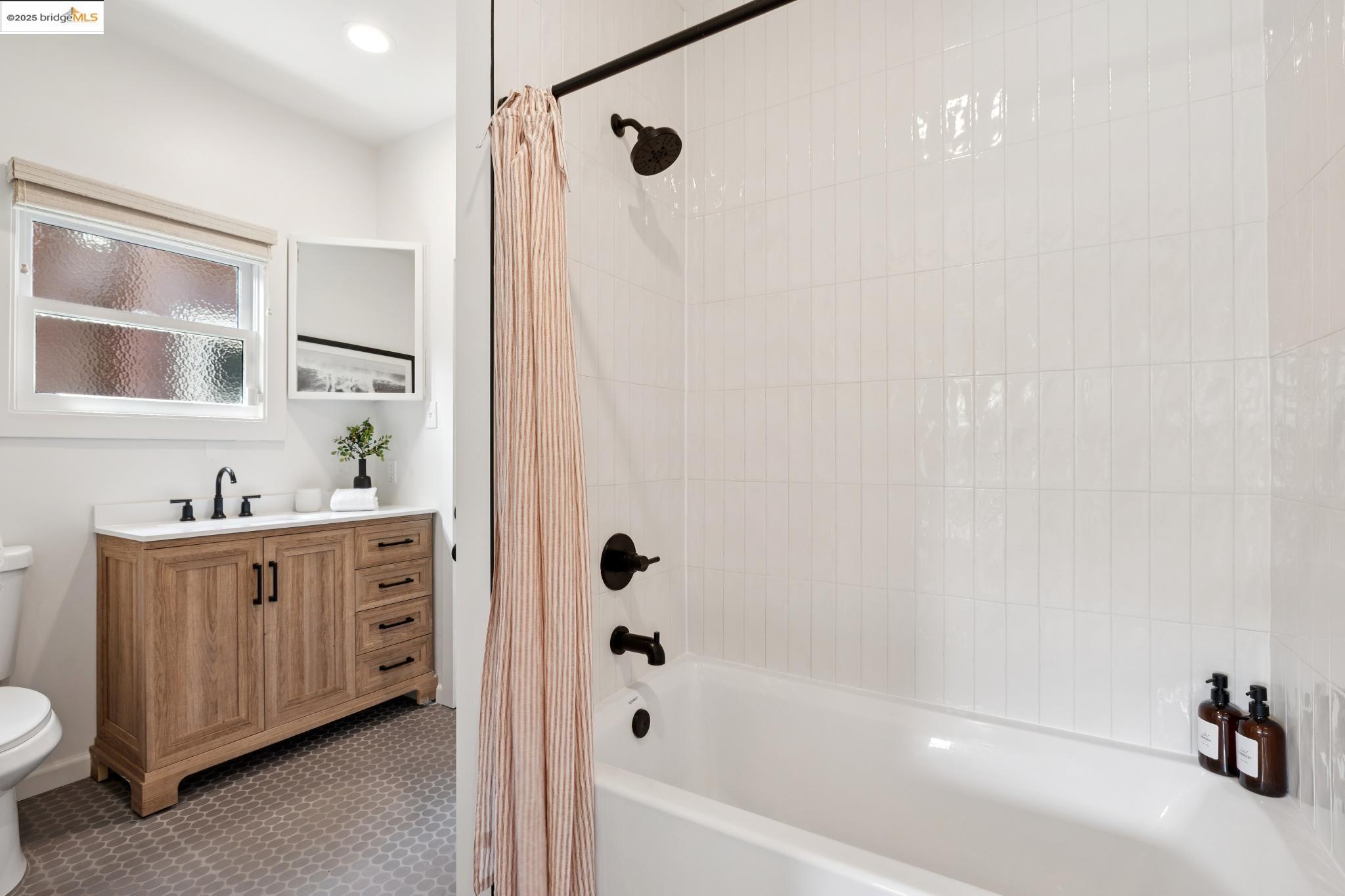 Detail Gallery Image 27 of 55 For 6060 Harwood Avenue, Oakland,  CA 94618 - 3 Beds | 2 Baths