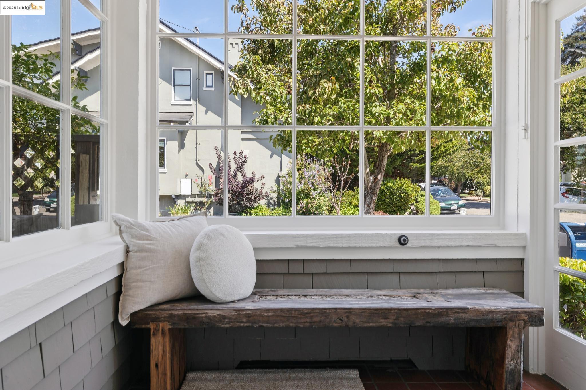 Detail Gallery Image 5 of 55 For 6060 Harwood Avenue, Oakland,  CA 94618 - 3 Beds | 2 Baths