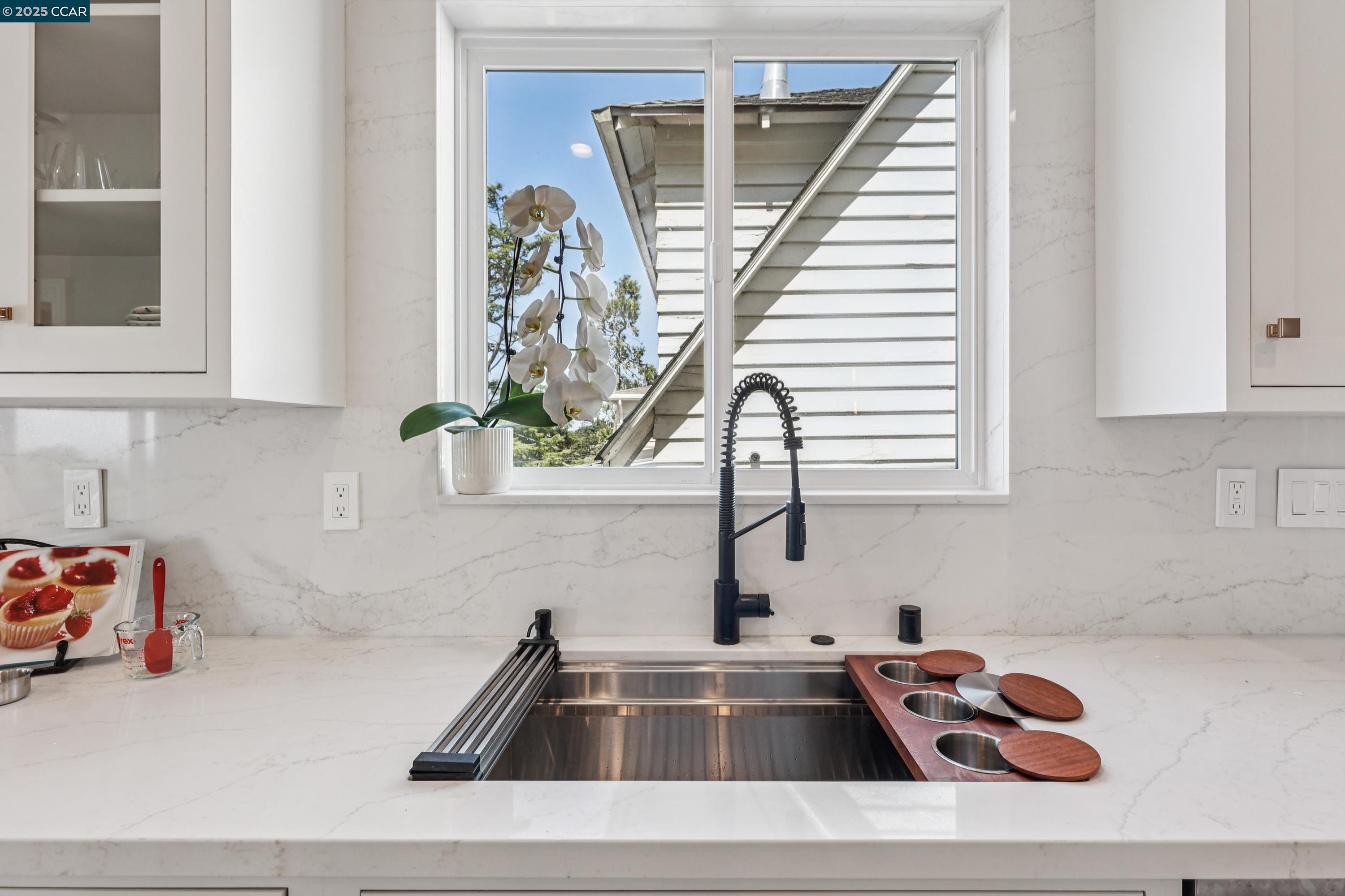 Detail Gallery Image 23 of 47 For 680 Grizzly Peak Blvd, Berkeley,  CA 94708 - 4 Beds | 2/1 Baths