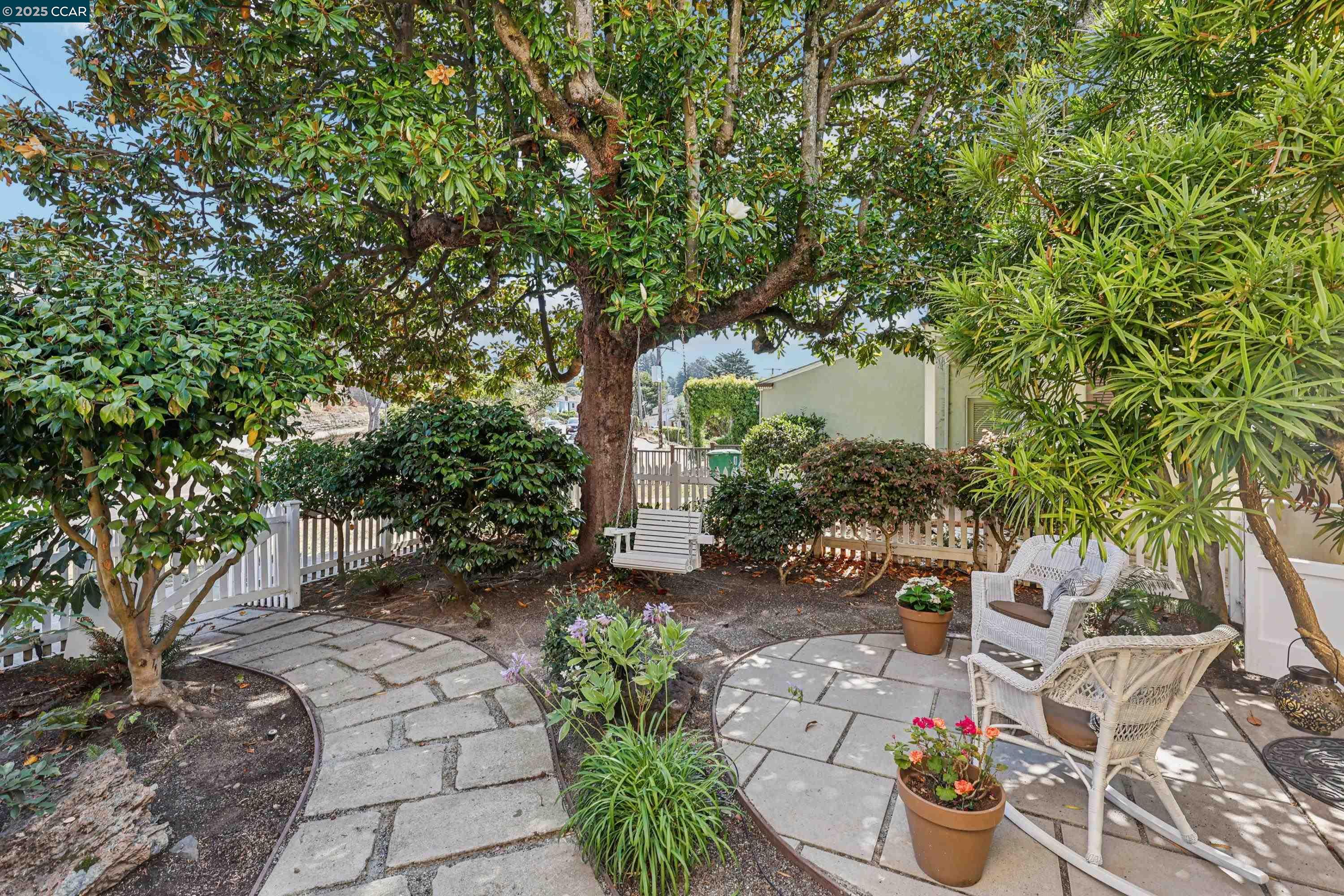 Detail Gallery Image 6 of 47 For 680 Grizzly Peak Blvd, Berkeley,  CA 94708 - 4 Beds | 2/1 Baths